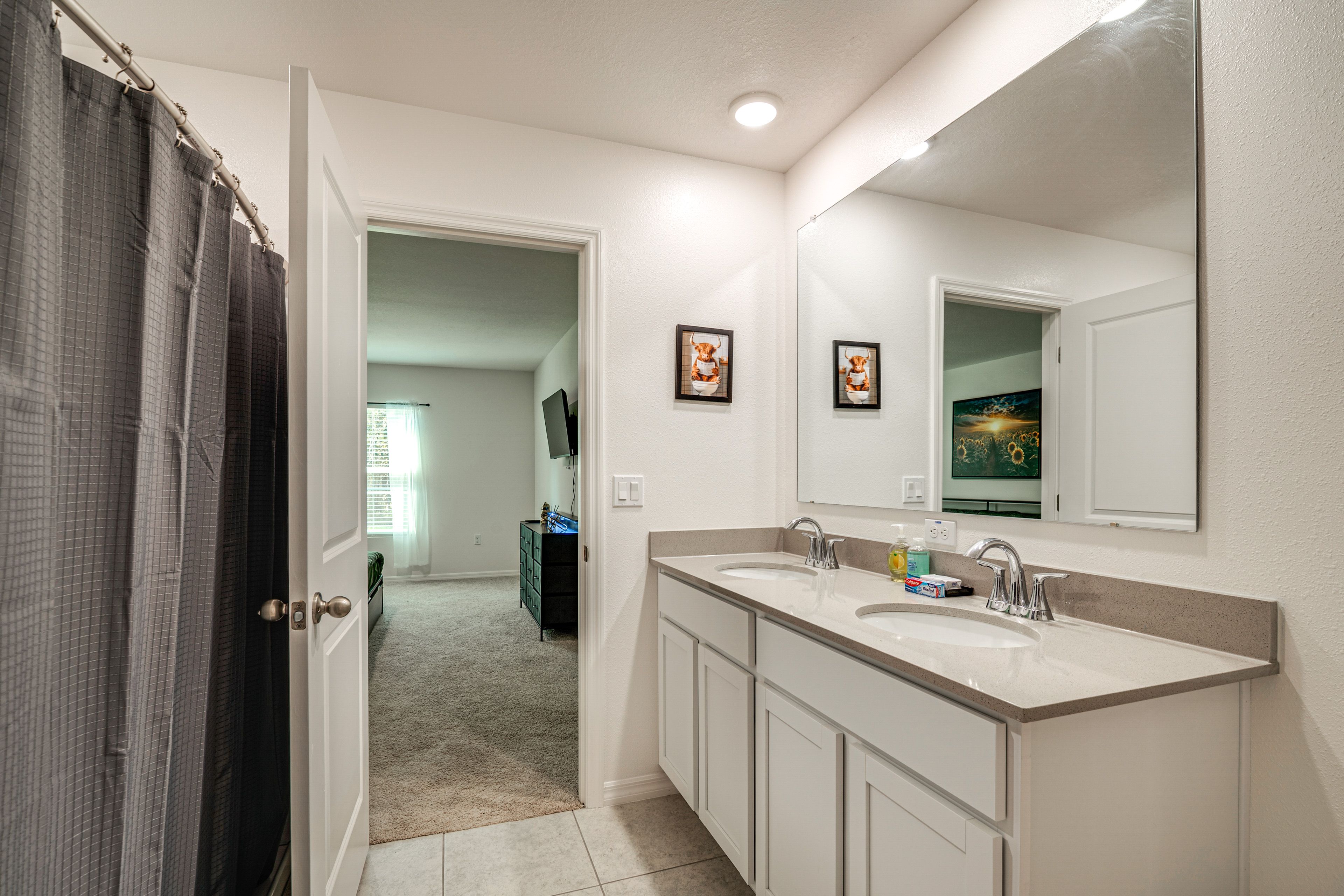 Full Bathroom | Towels Provided