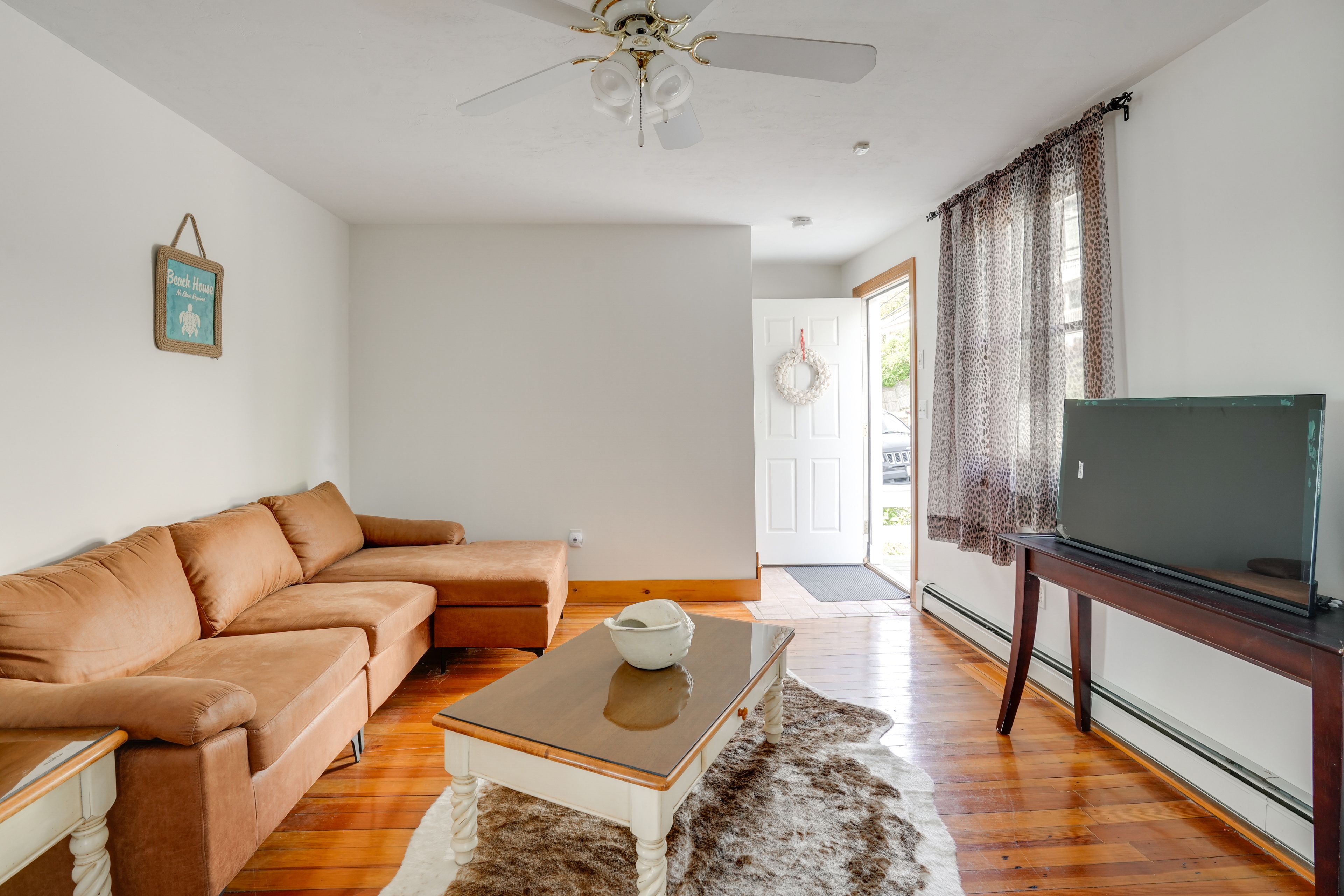 Living Room | Free WiFi | Smart TV | Central Heating | 1st Floor