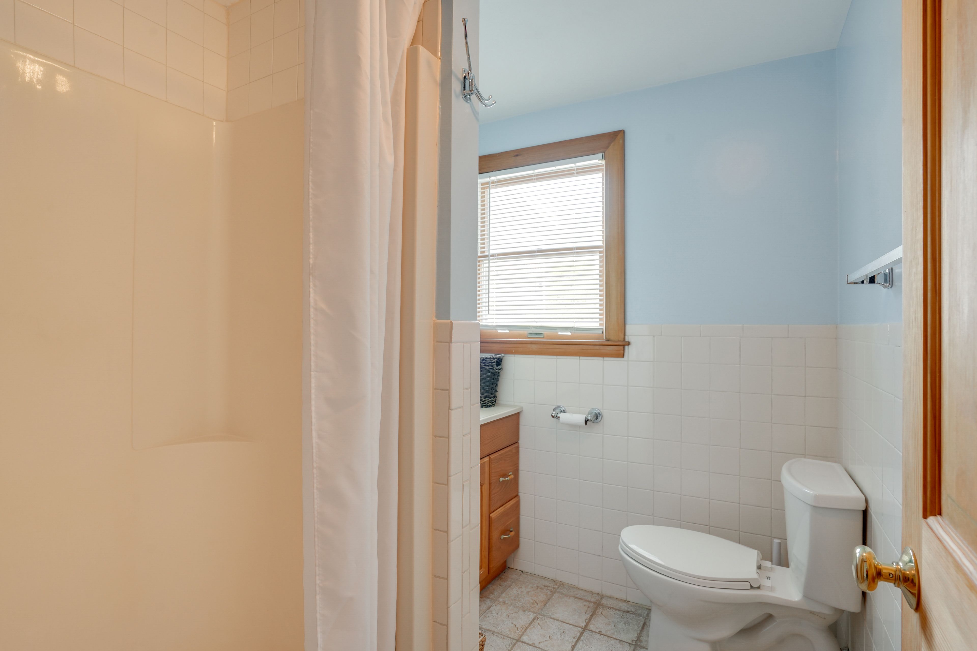 Full Bathroom | 2nd Floor