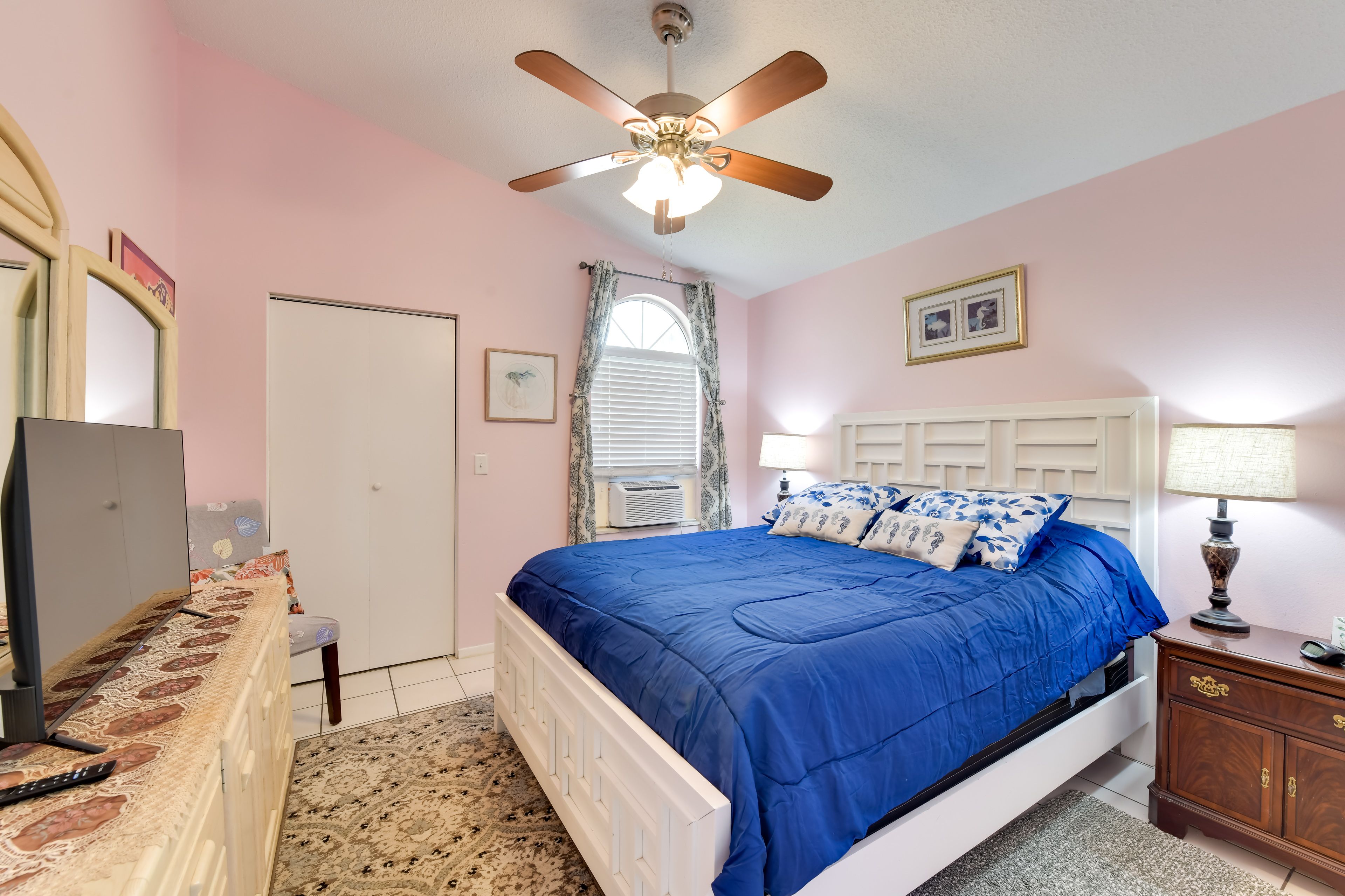 Bedroom | Queen Bed | Smart TV | Linens Provided