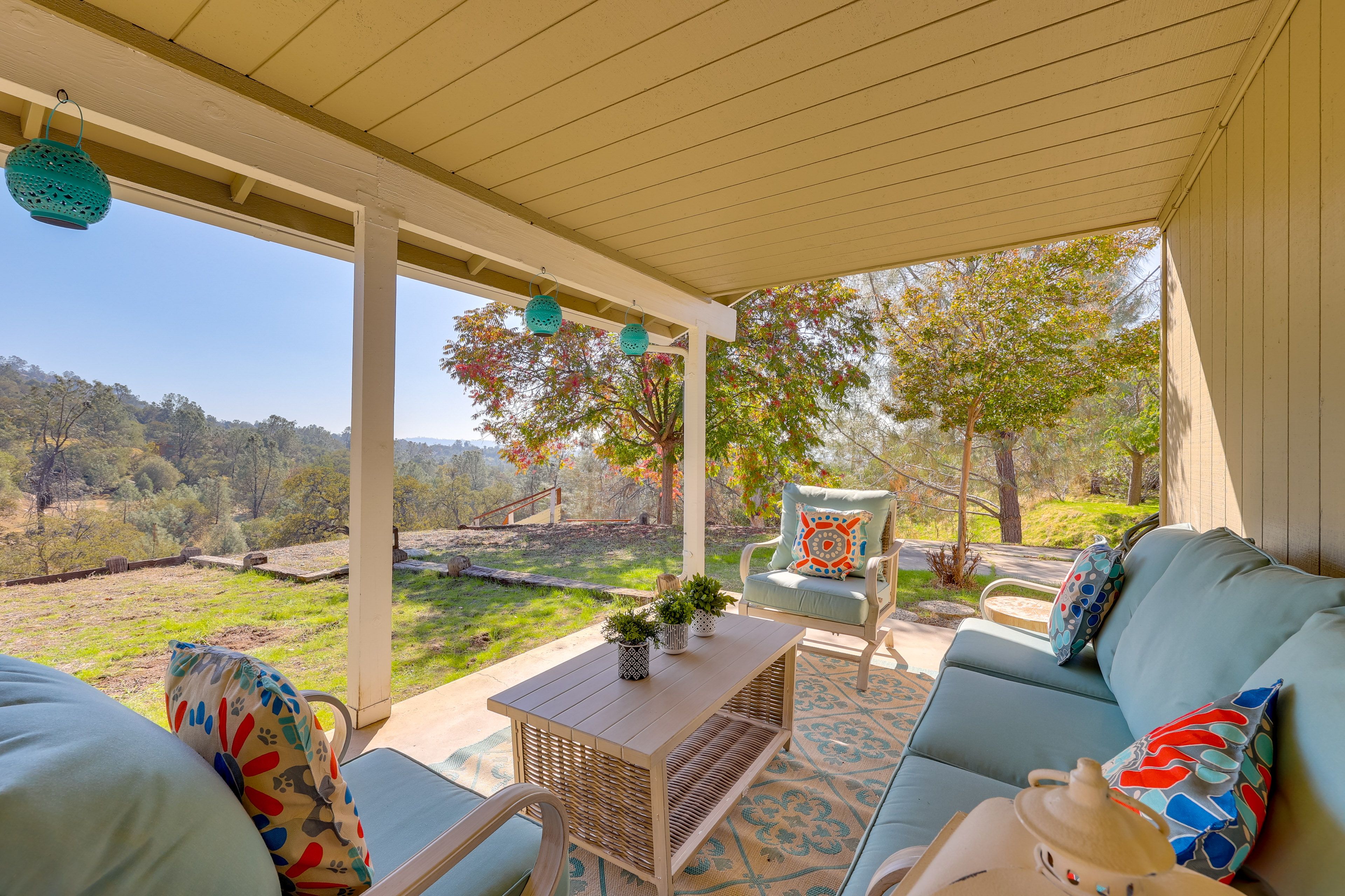 Covered Patio | Mountain Views | 32 Mi to Yosemite National Park