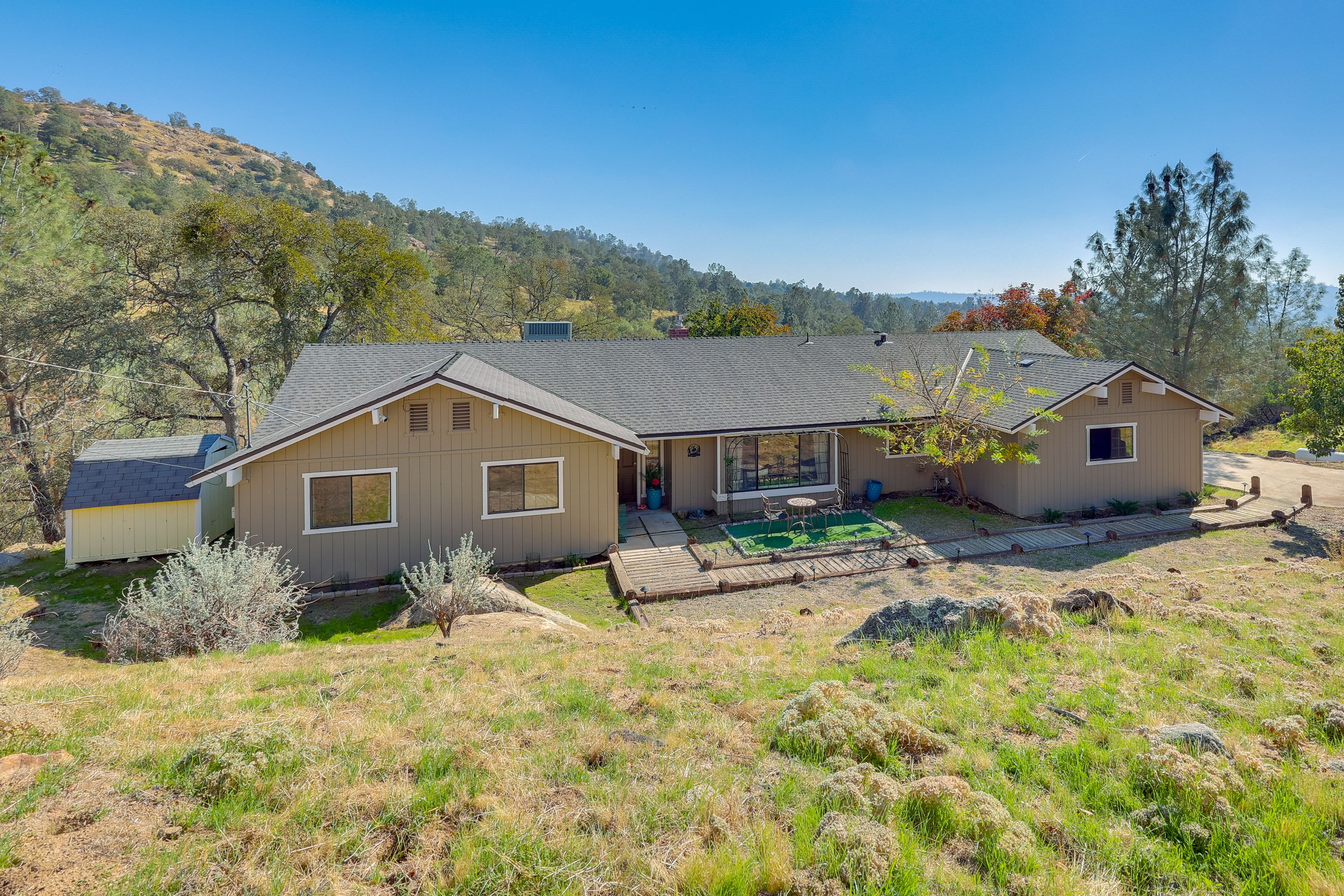 Exterior | Parking (3 Vehicles)