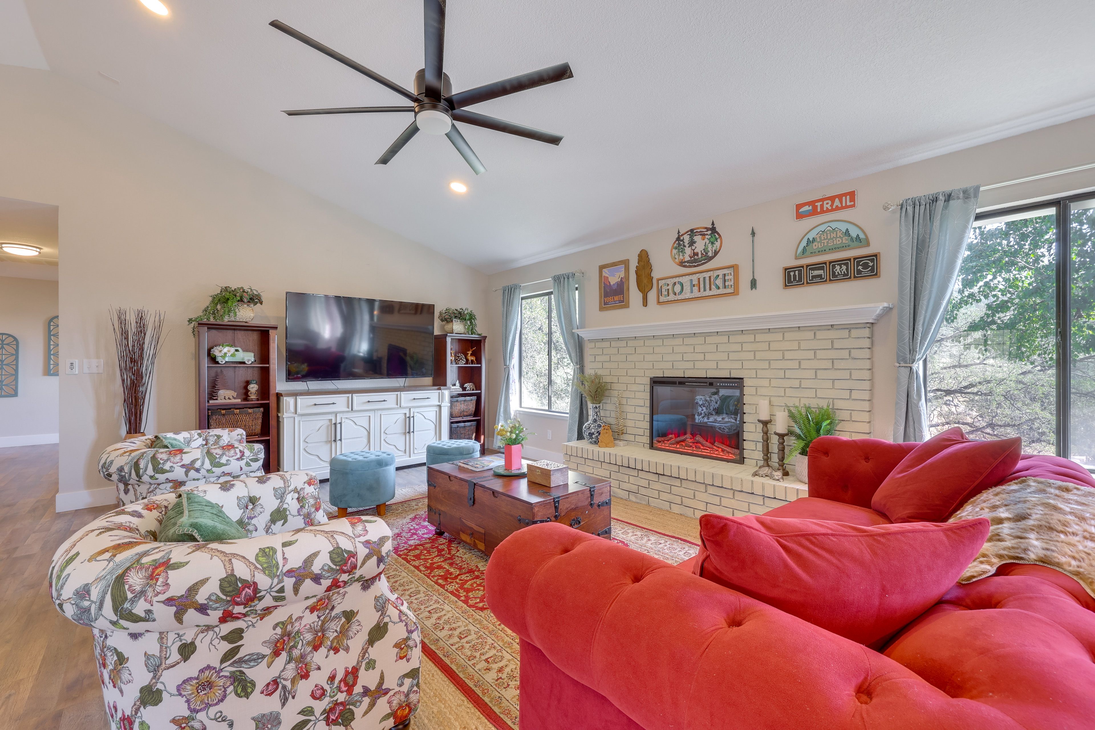 Living Room | Smart TV | Free WiFi | Electric Fireplace