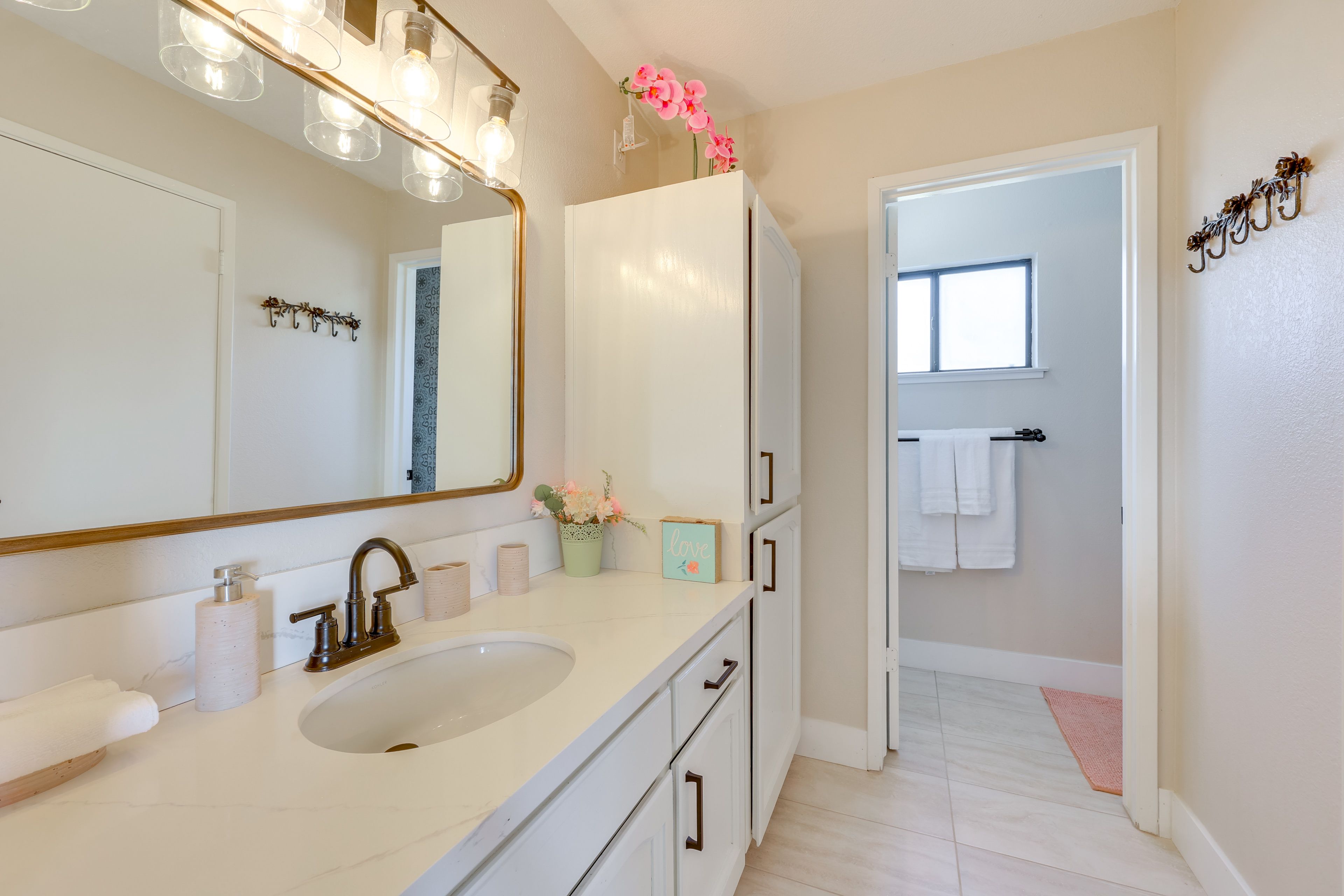 En-Suite Bathroom | Towels Provided