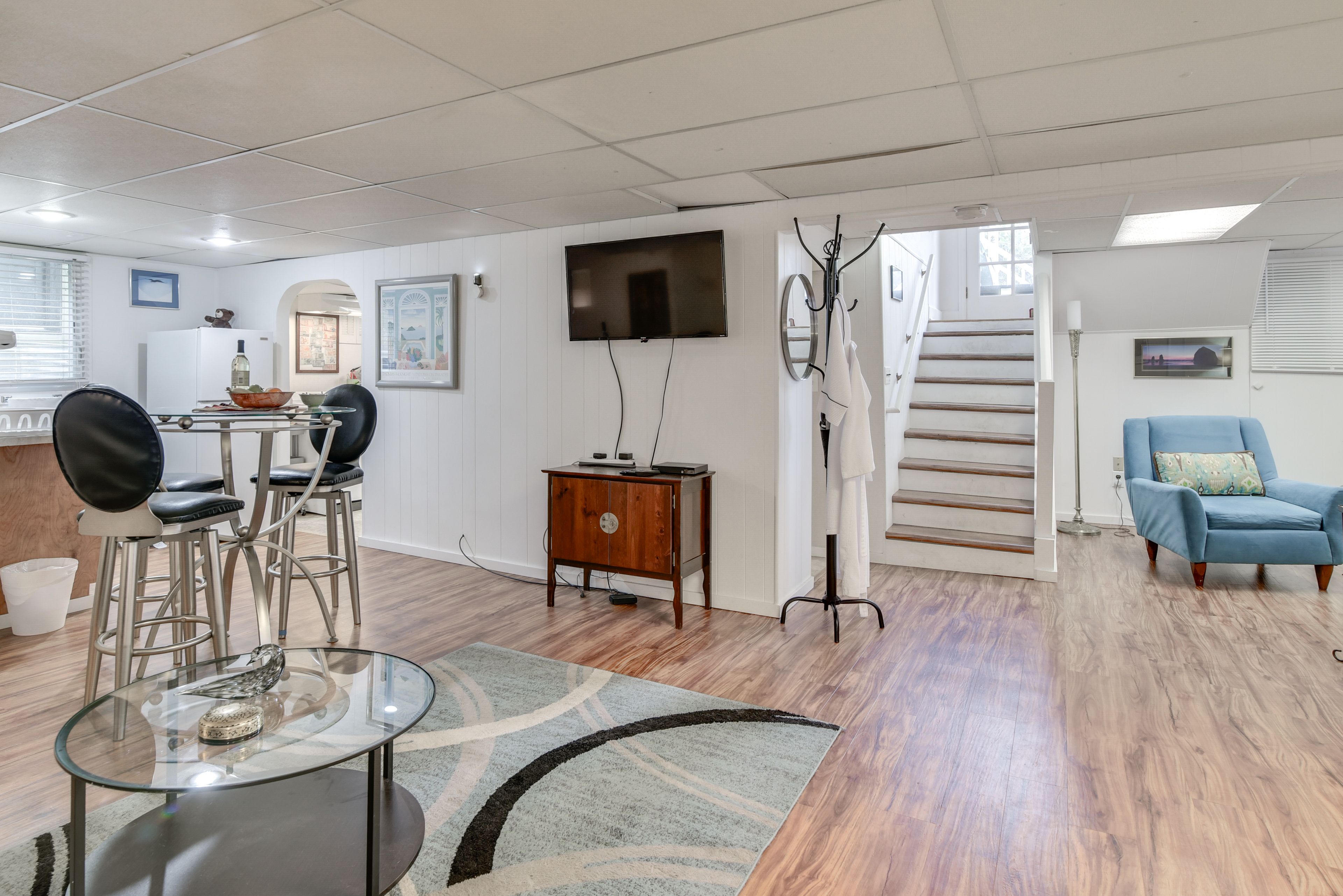 Living Area | Smart TV | Board Games & Books