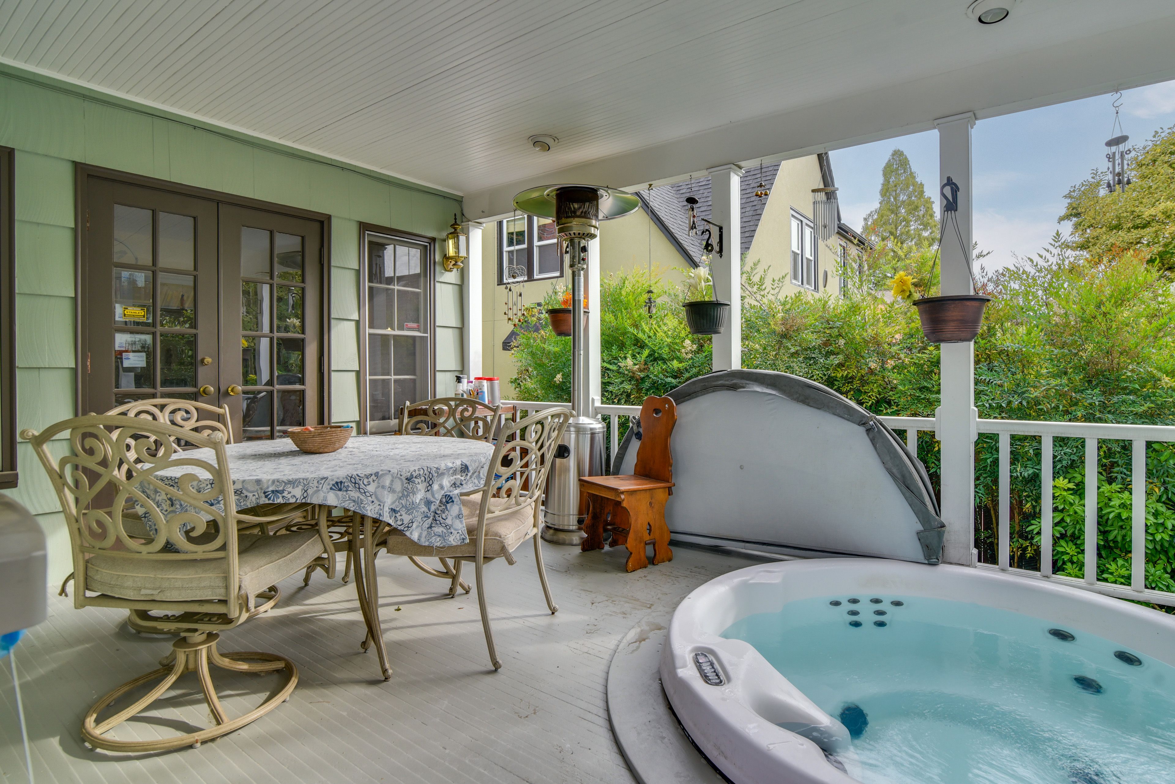 Shared Deck w/ Hot Tub | Self Check-In | 4 Mi to the OMSI