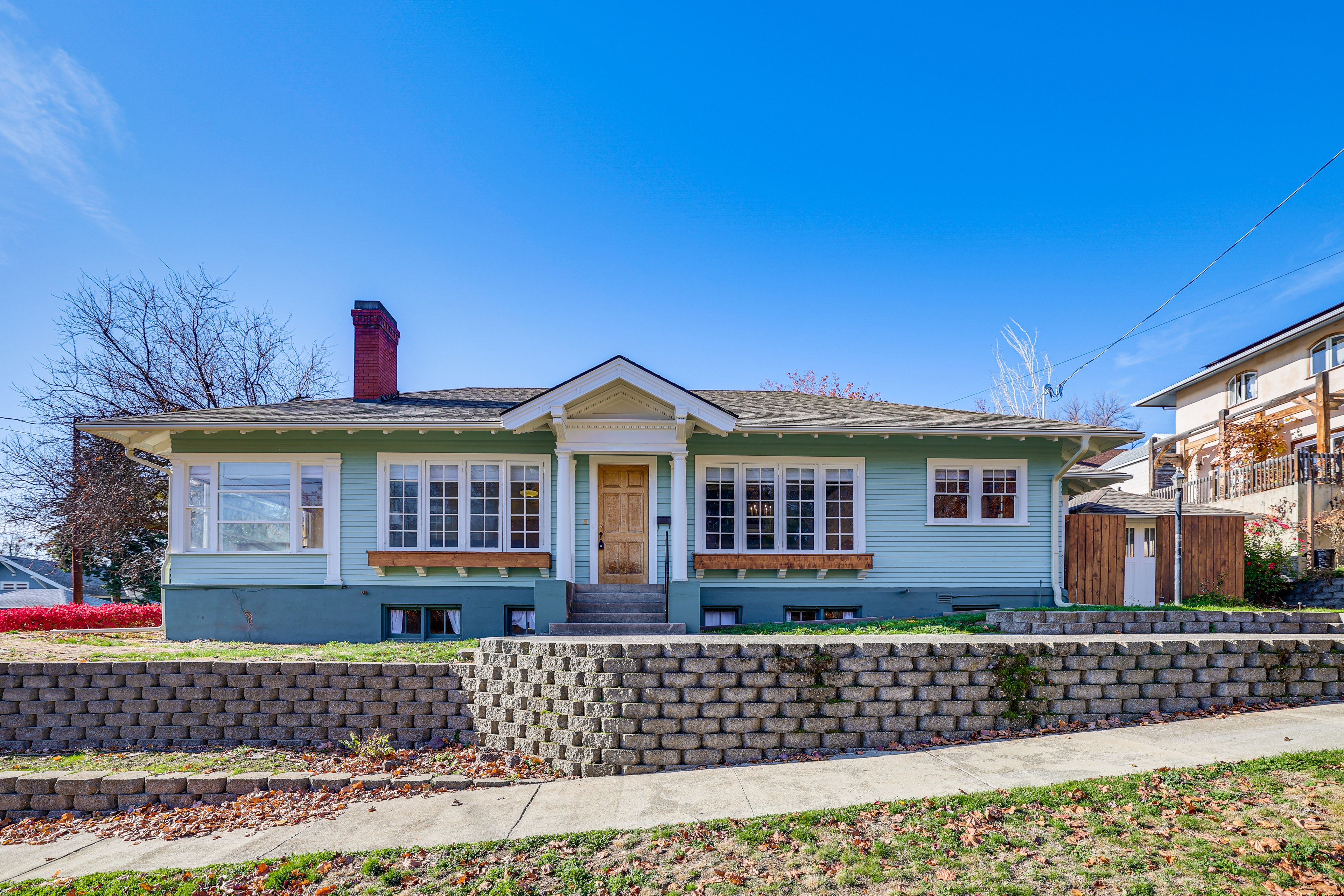 Pendleton Vacation Rental | 6BR | 2BA | Steps Required | 2,000 Sq Ft