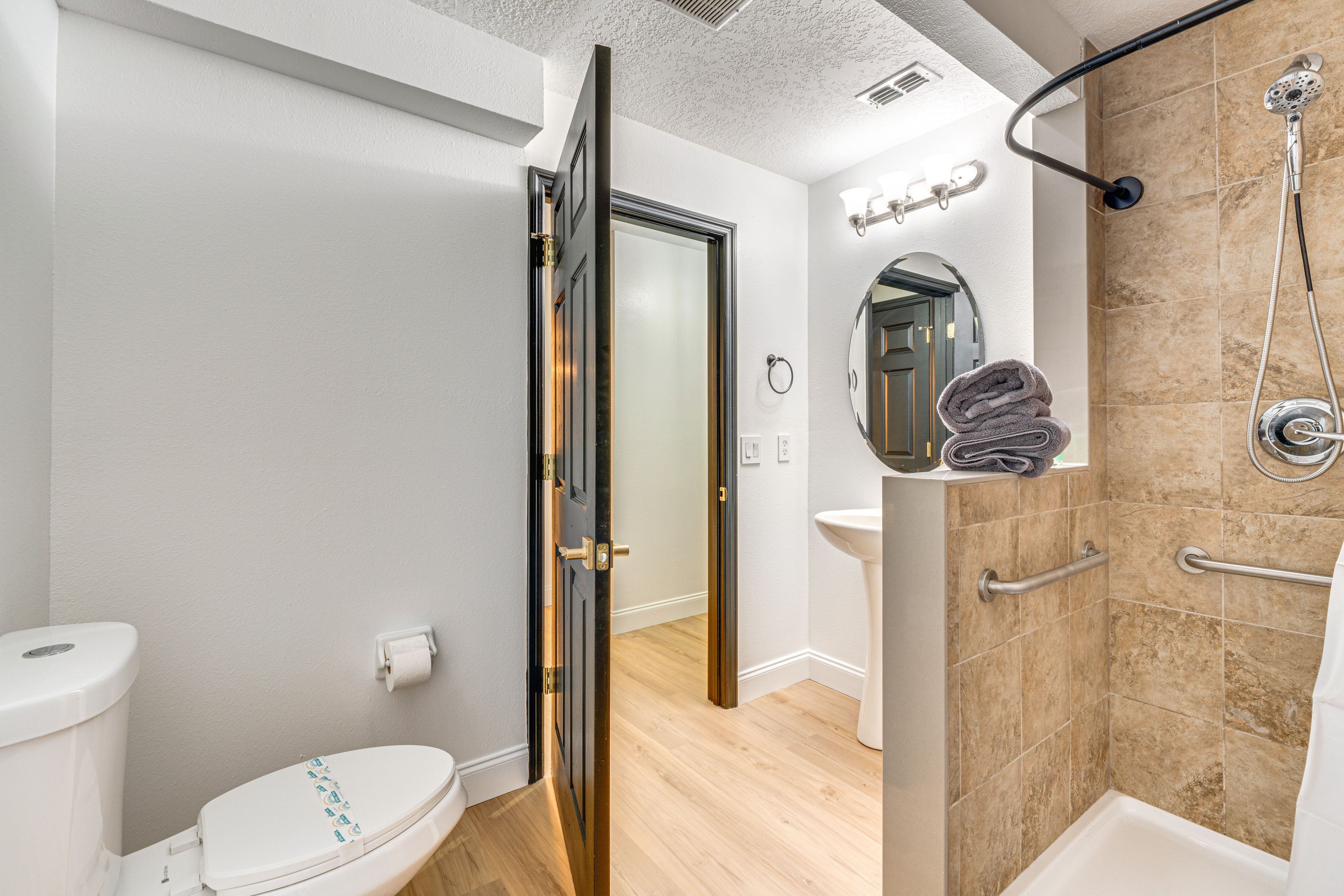 Bathroom | 1st Floor | Towels Provided