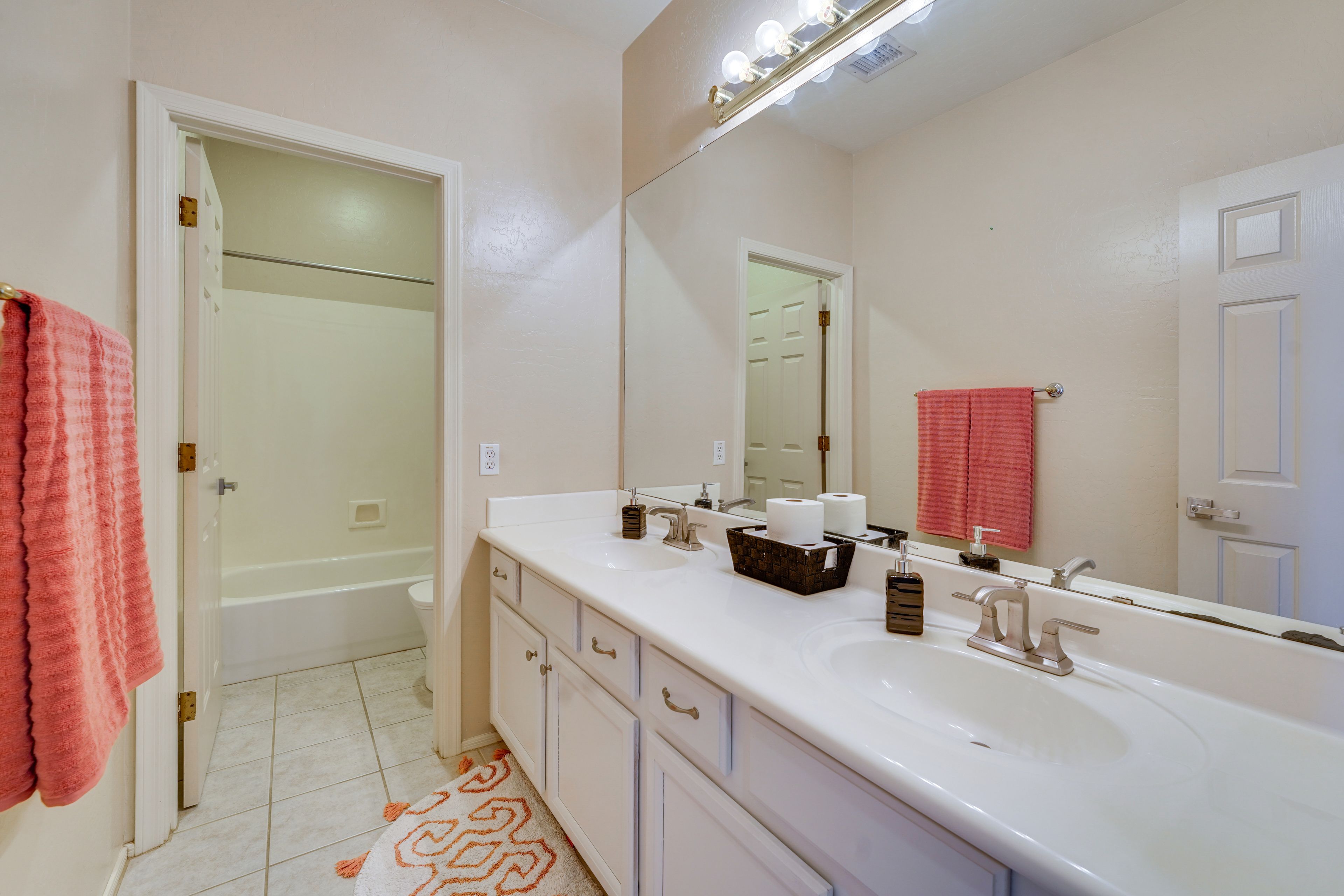 Full Bathroom | 2nd Floor