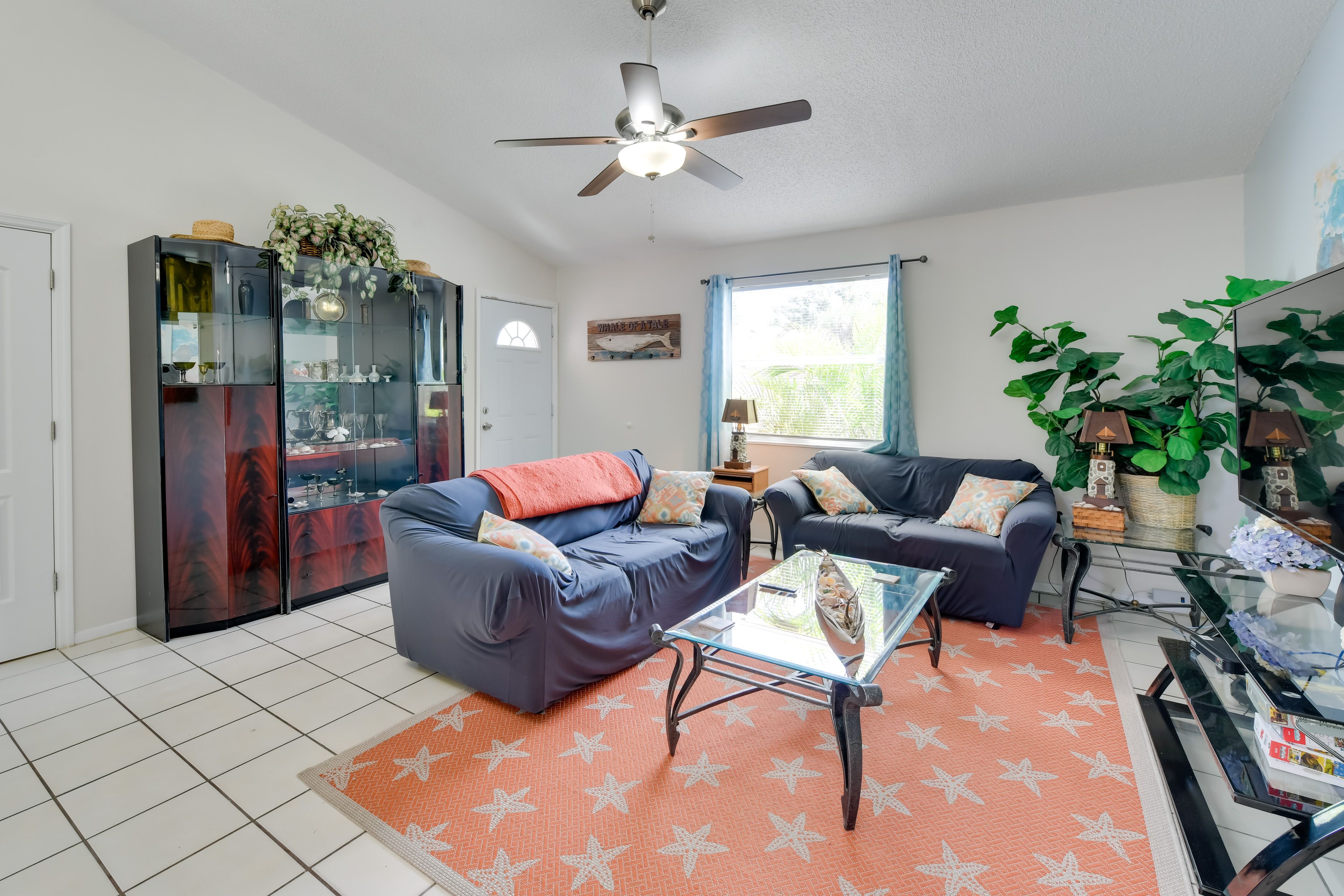 Living Room | Smart TV | Board Games & Books
