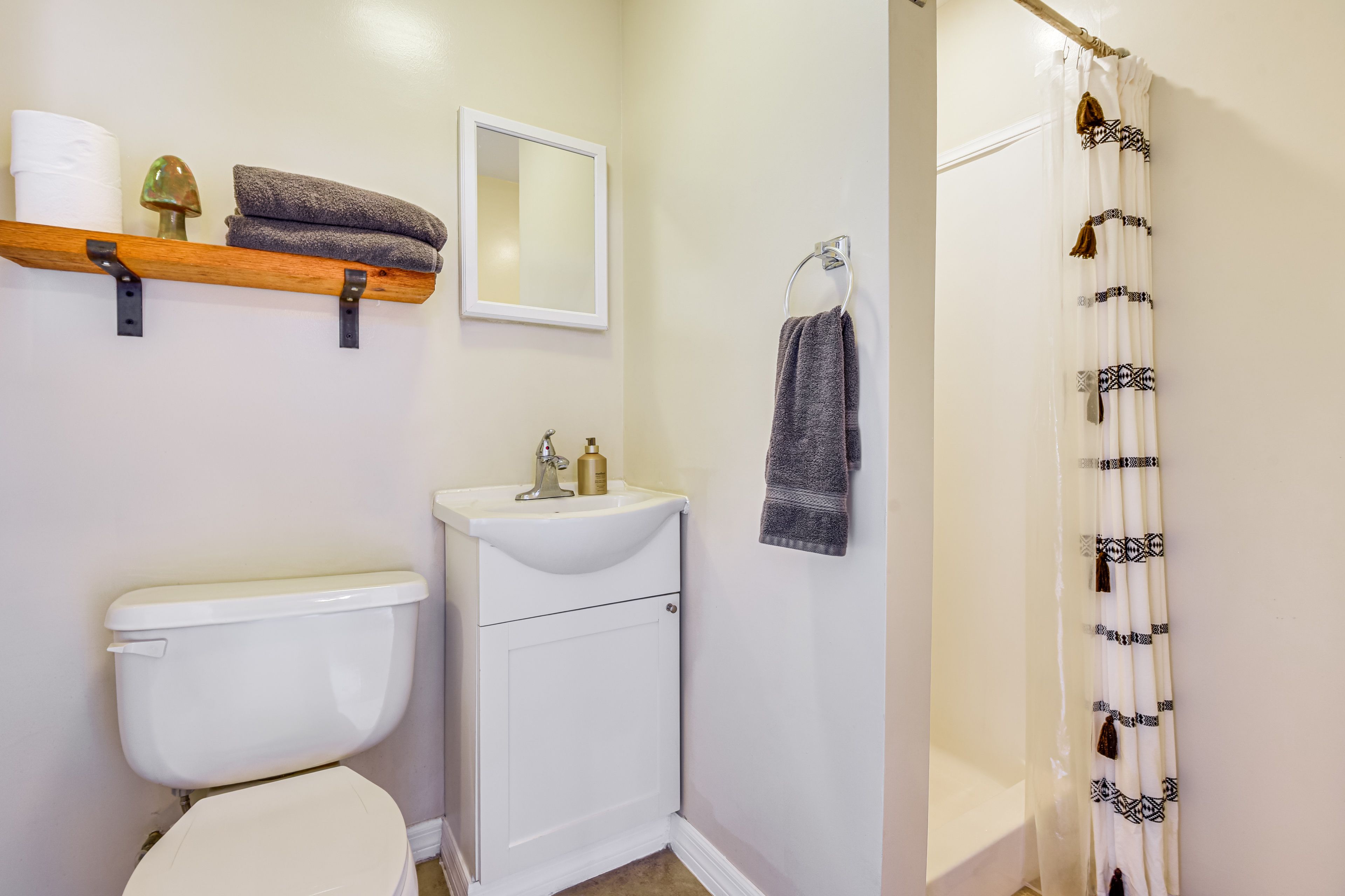 Full Bathroom | Towels Provided