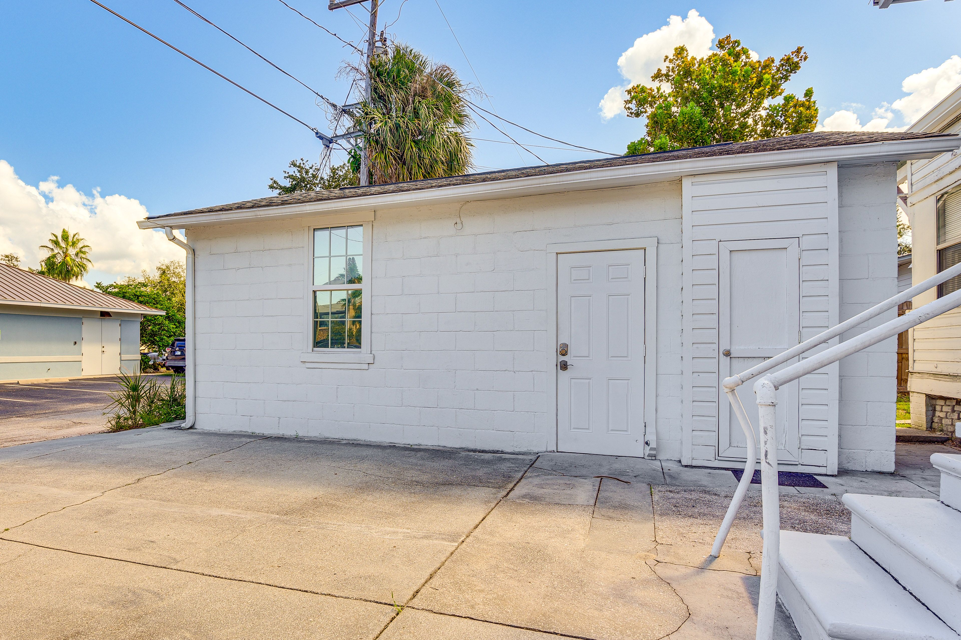 Exterior | Parking | Shared Driveway (1 Vehicle)