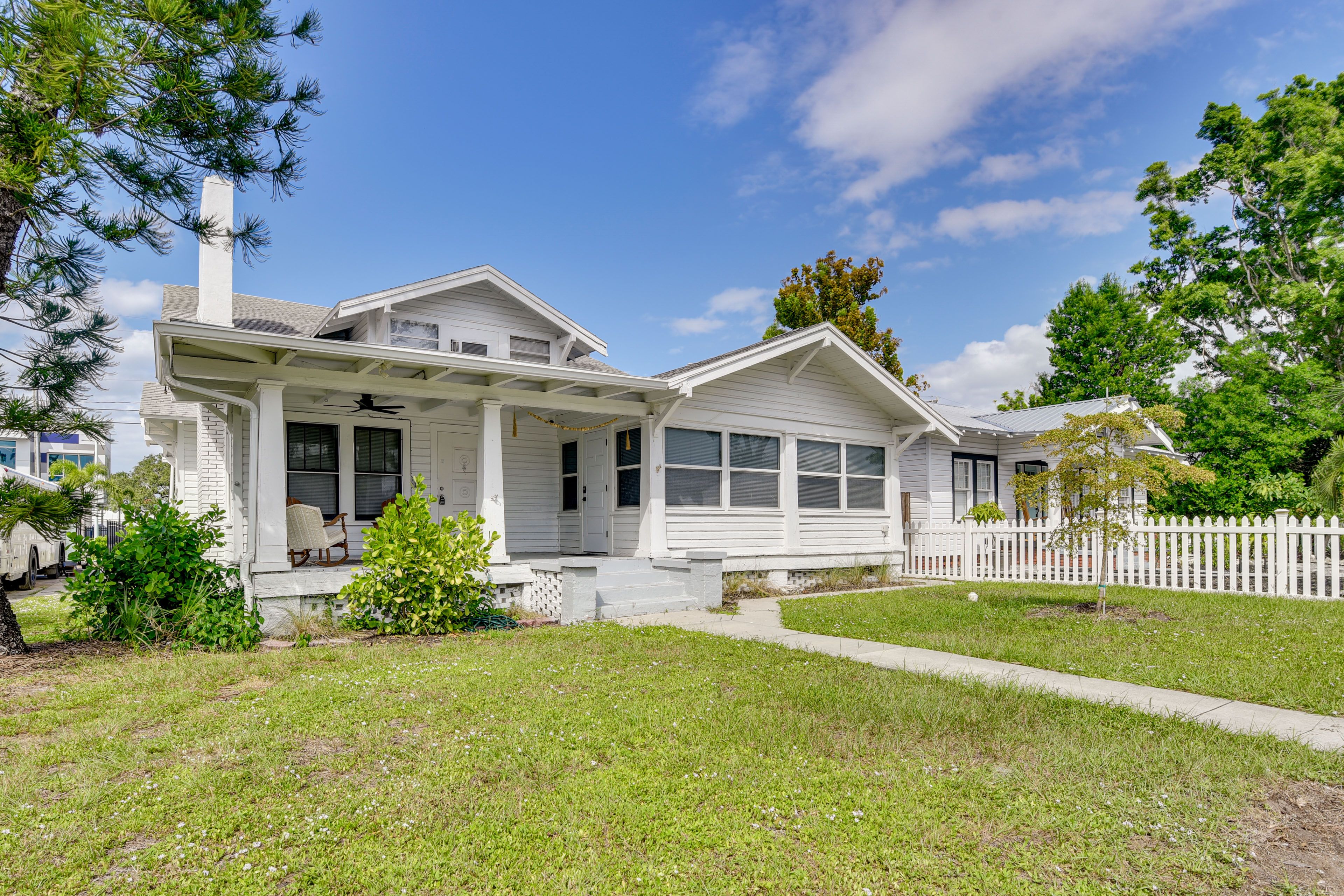 Apartment Exterior | Shared Front Yard