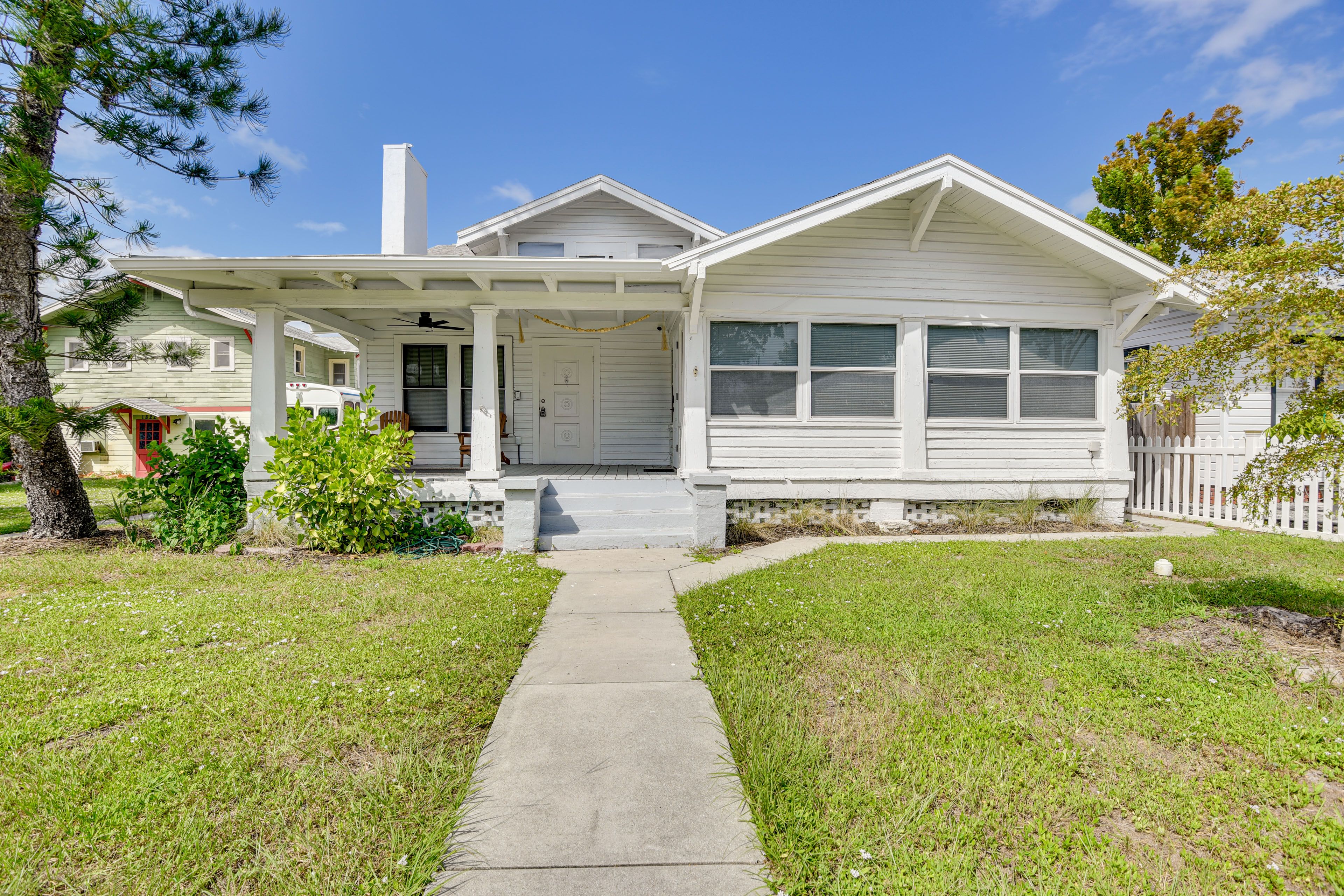 Apartment Exterior | Single-Story Unit | Shared Front Lawn