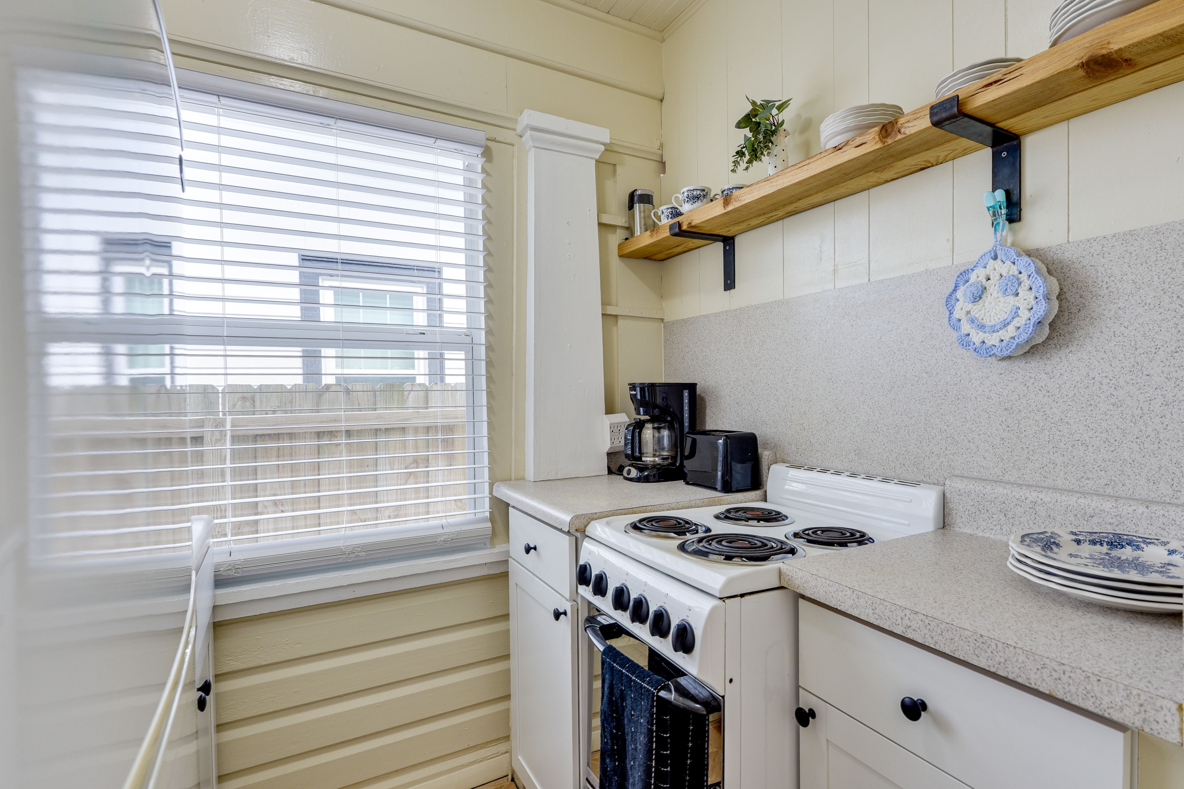 Kitchen | Microwave | Sink