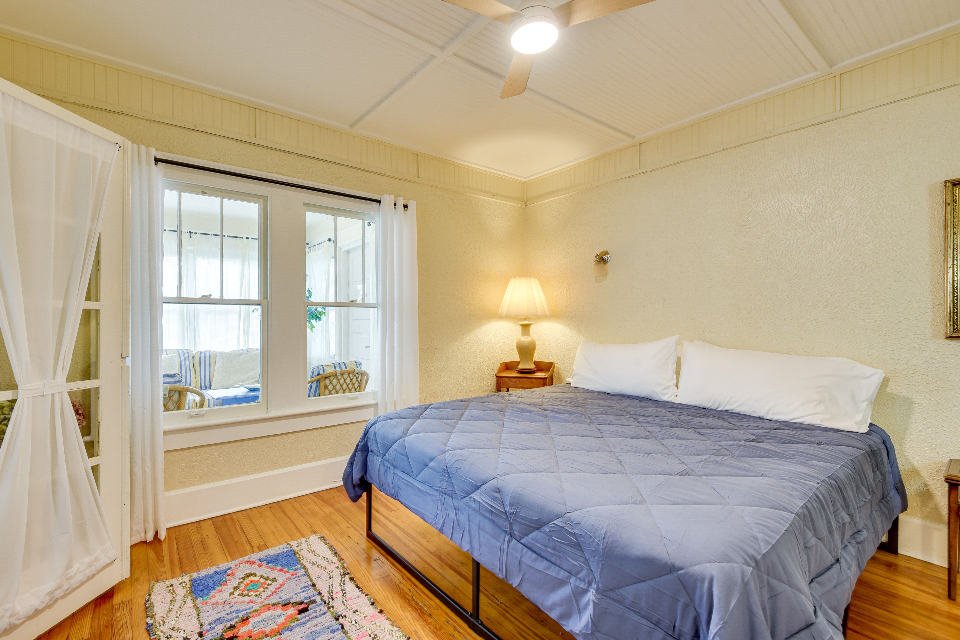 Bedroom | King Bed | Smart TV | Free WiFi