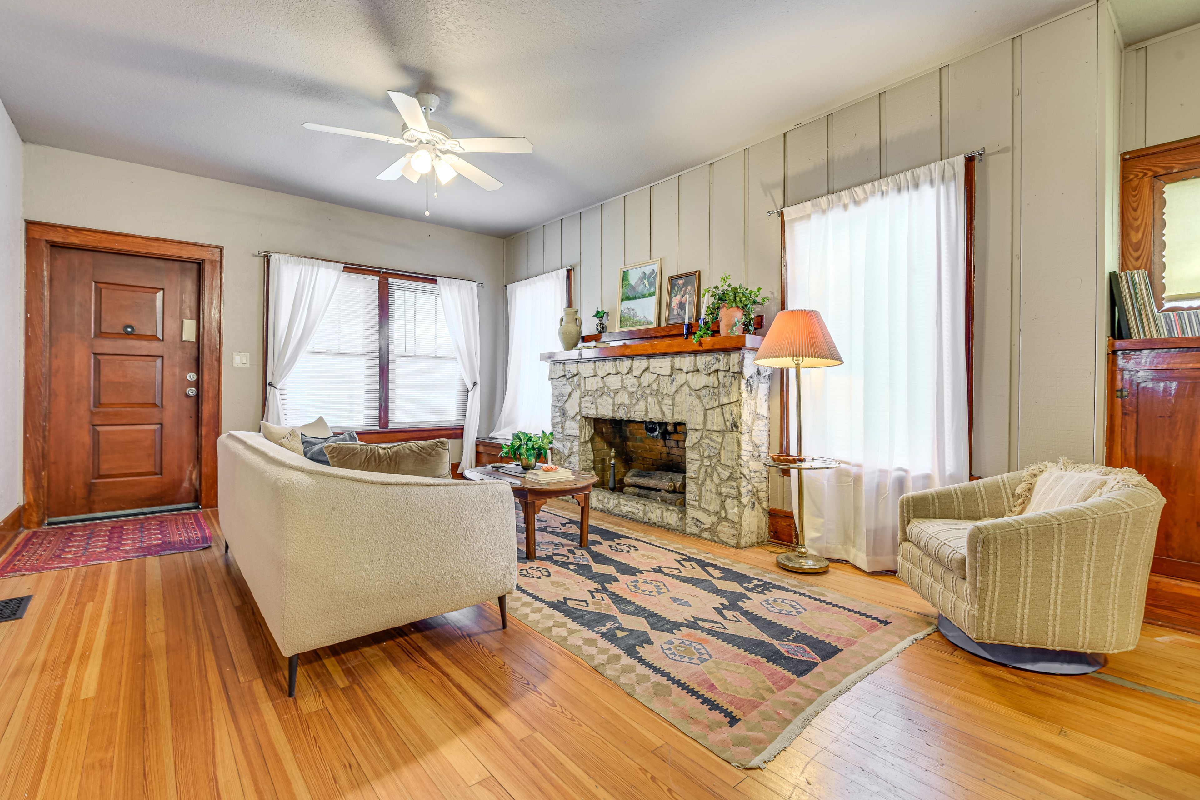 Living Room | Free WiFi | Central A/C & Heating