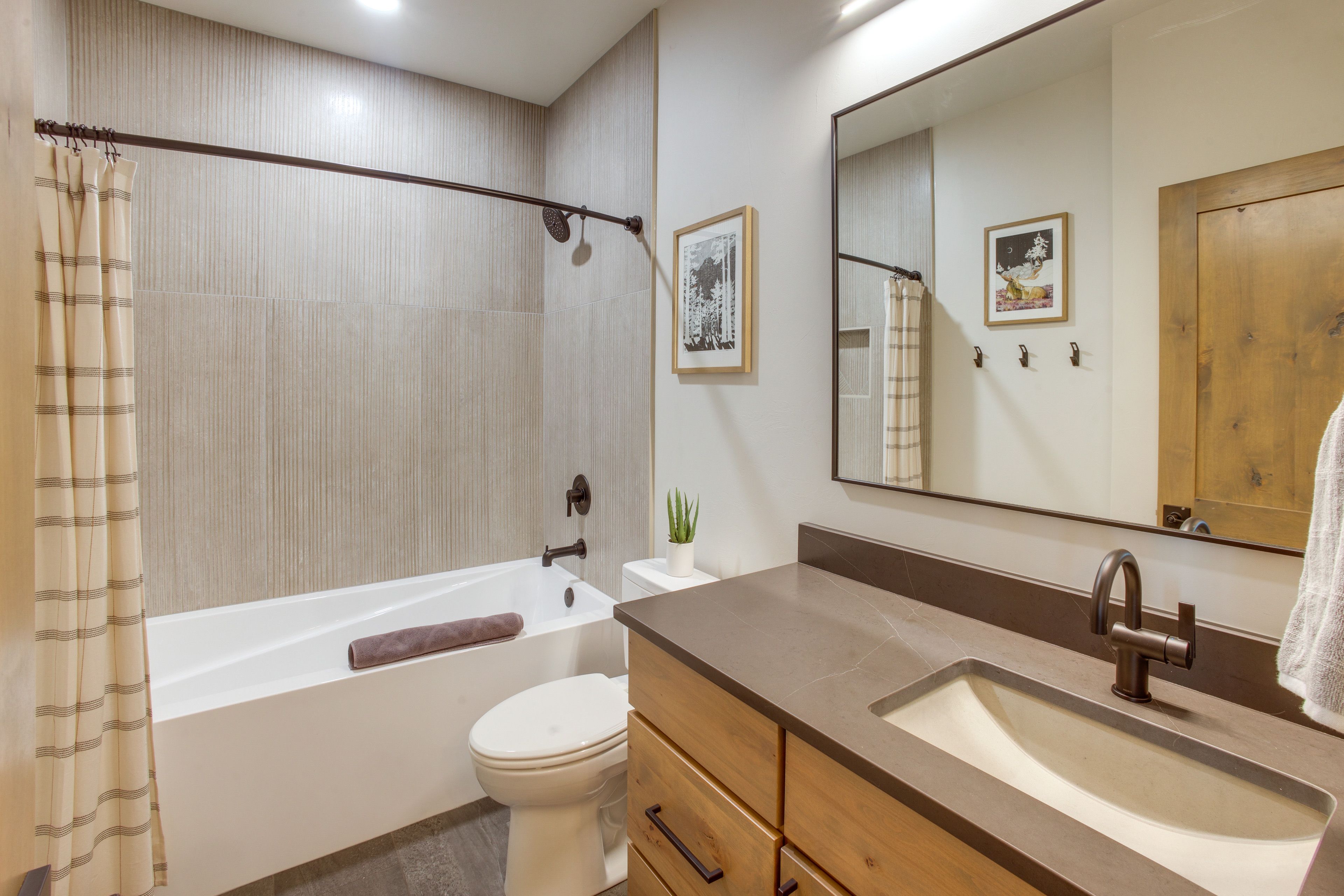 Full Bathroom | 1st Floor | Complimentary Toiletries