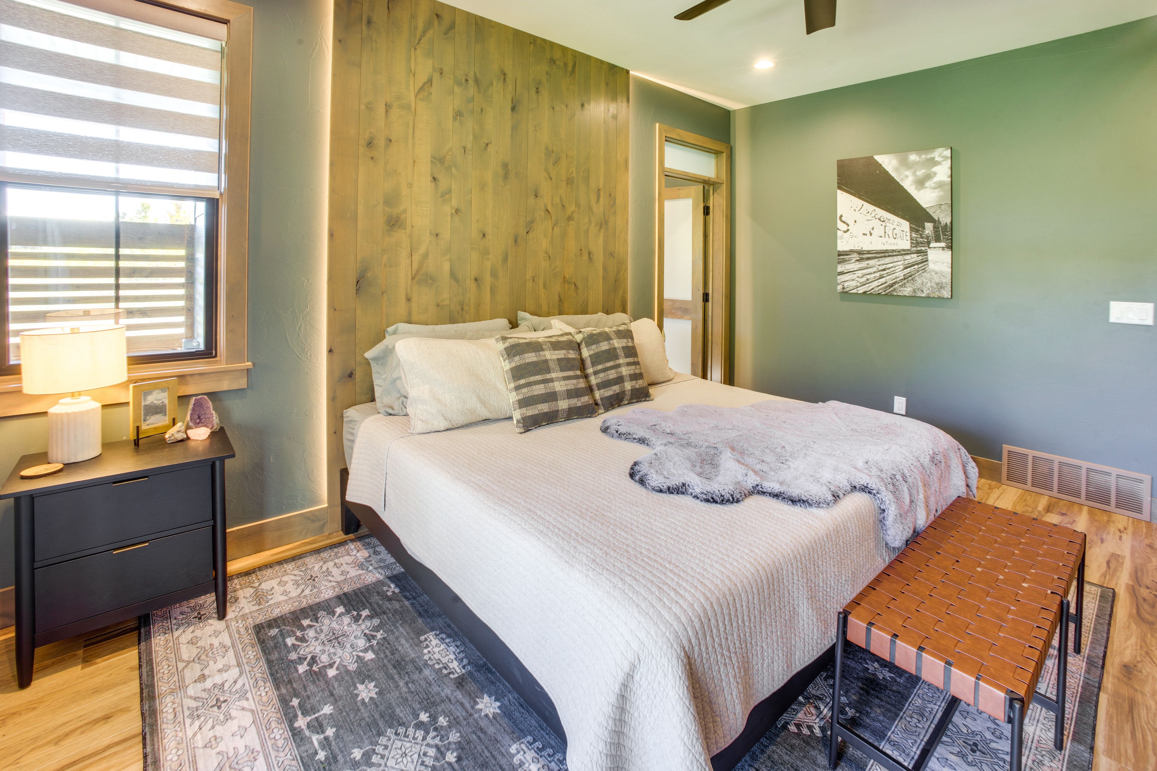 Bedroom 1 | 1st Floor | King Bed | Smart TV | Linens Provided