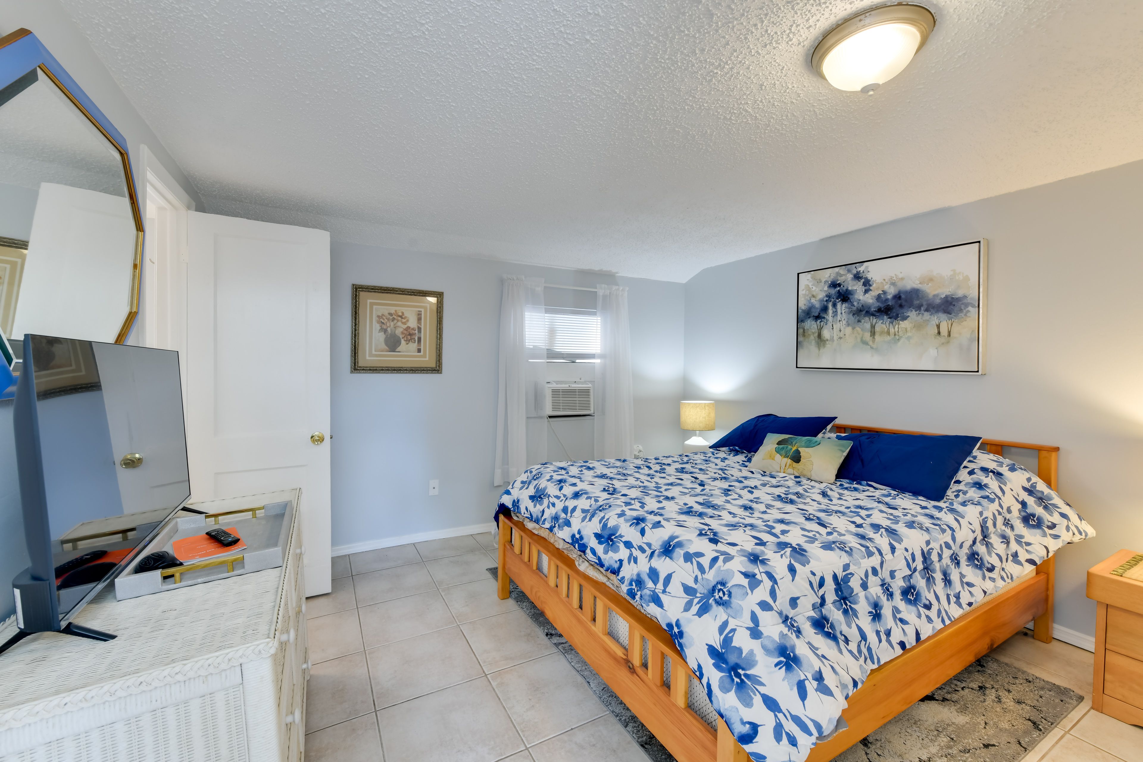 Bedroom | Queen Bed | Smart TV | Linens Provided