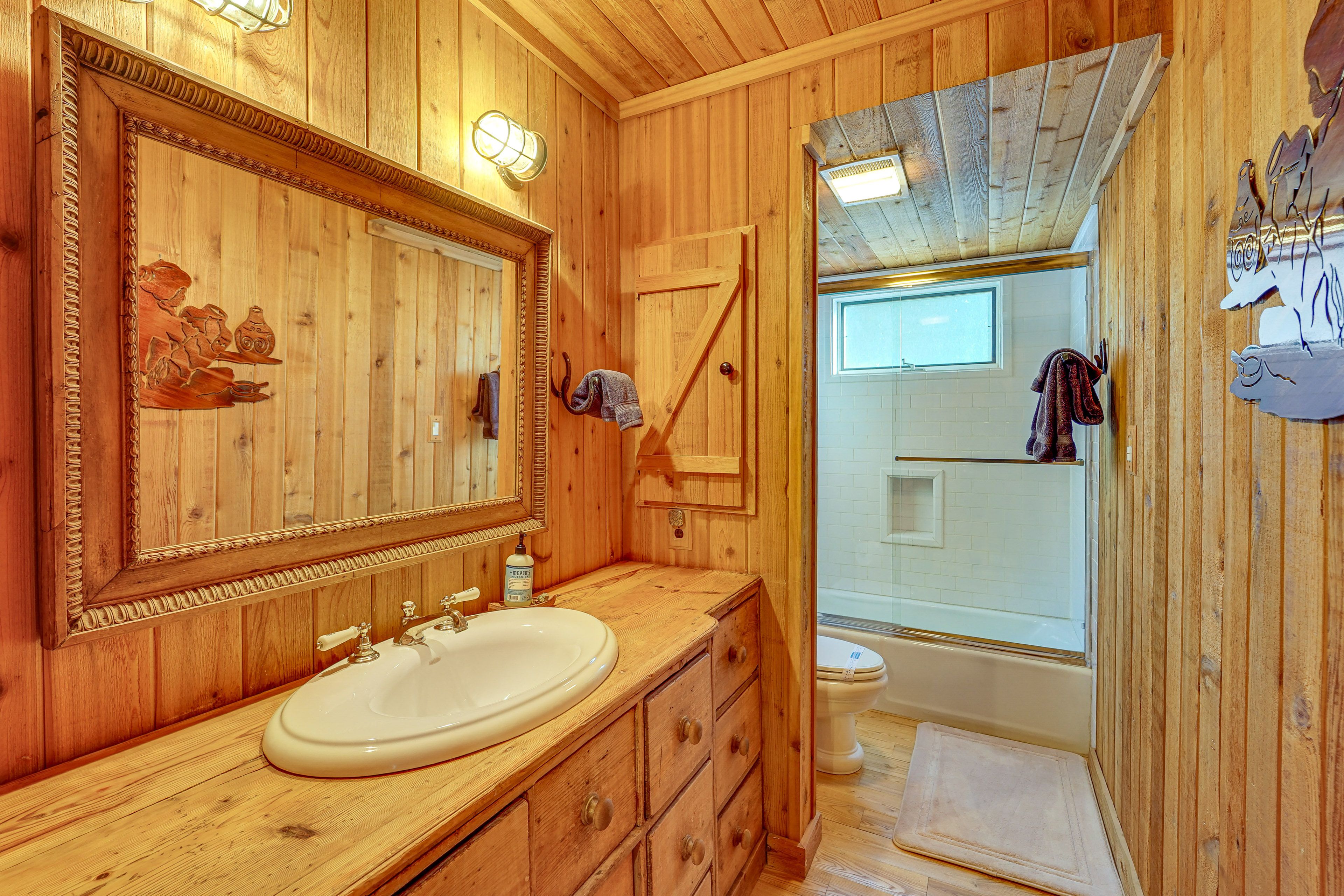 Full Bathroom | 1st Floor | Complimentary Toiletries