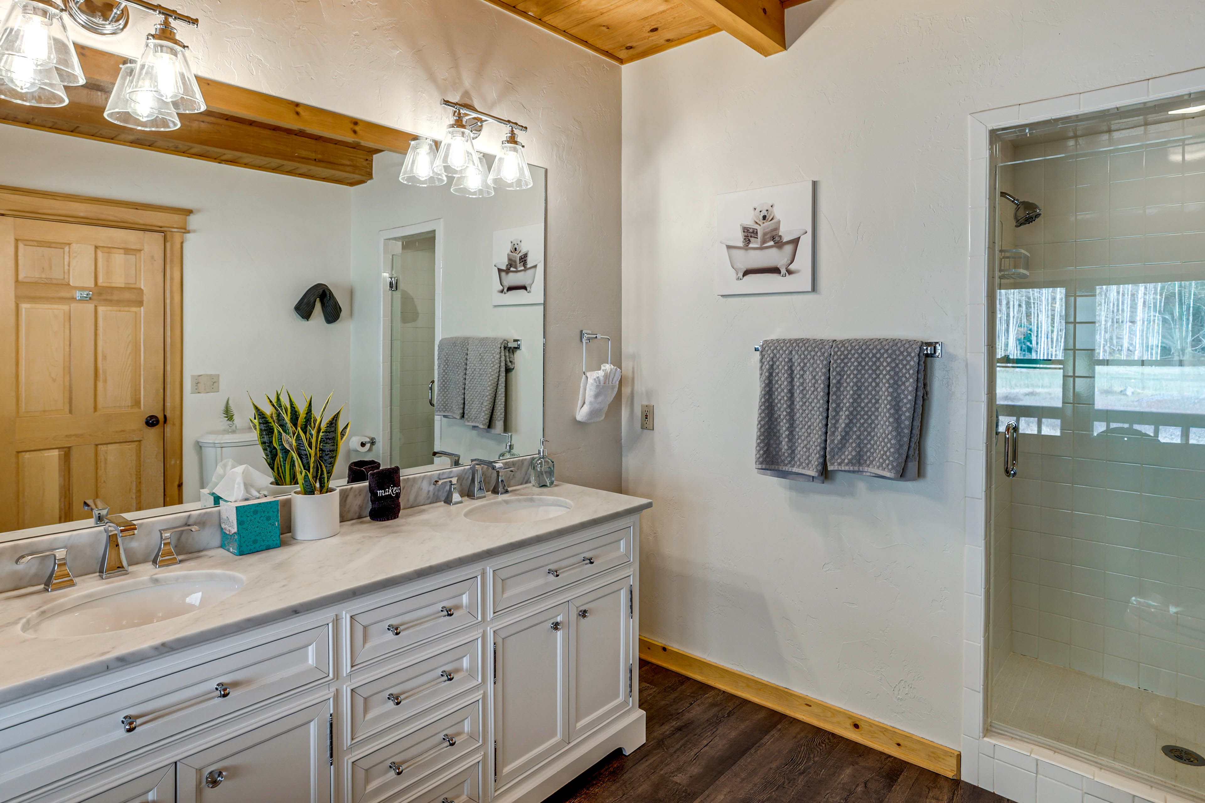 Full Bathroom | Towels Provided | Main Level