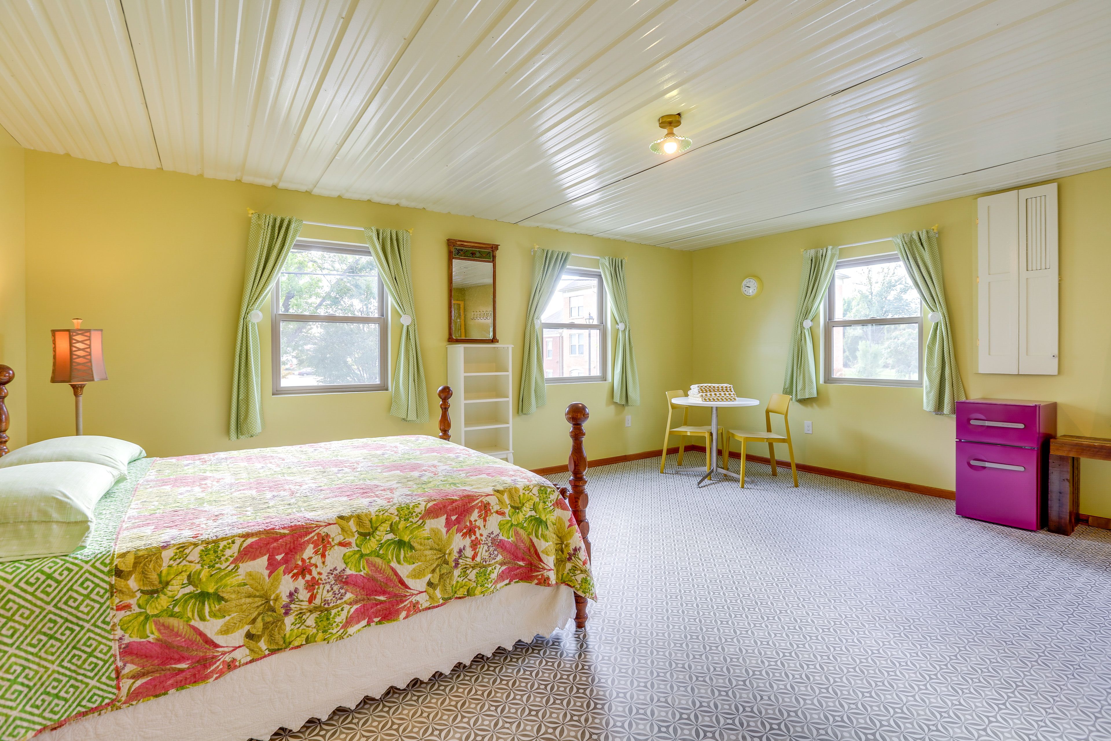 Studio | Queen Bed | Twin XL Floor Mattress | Free WiFi
