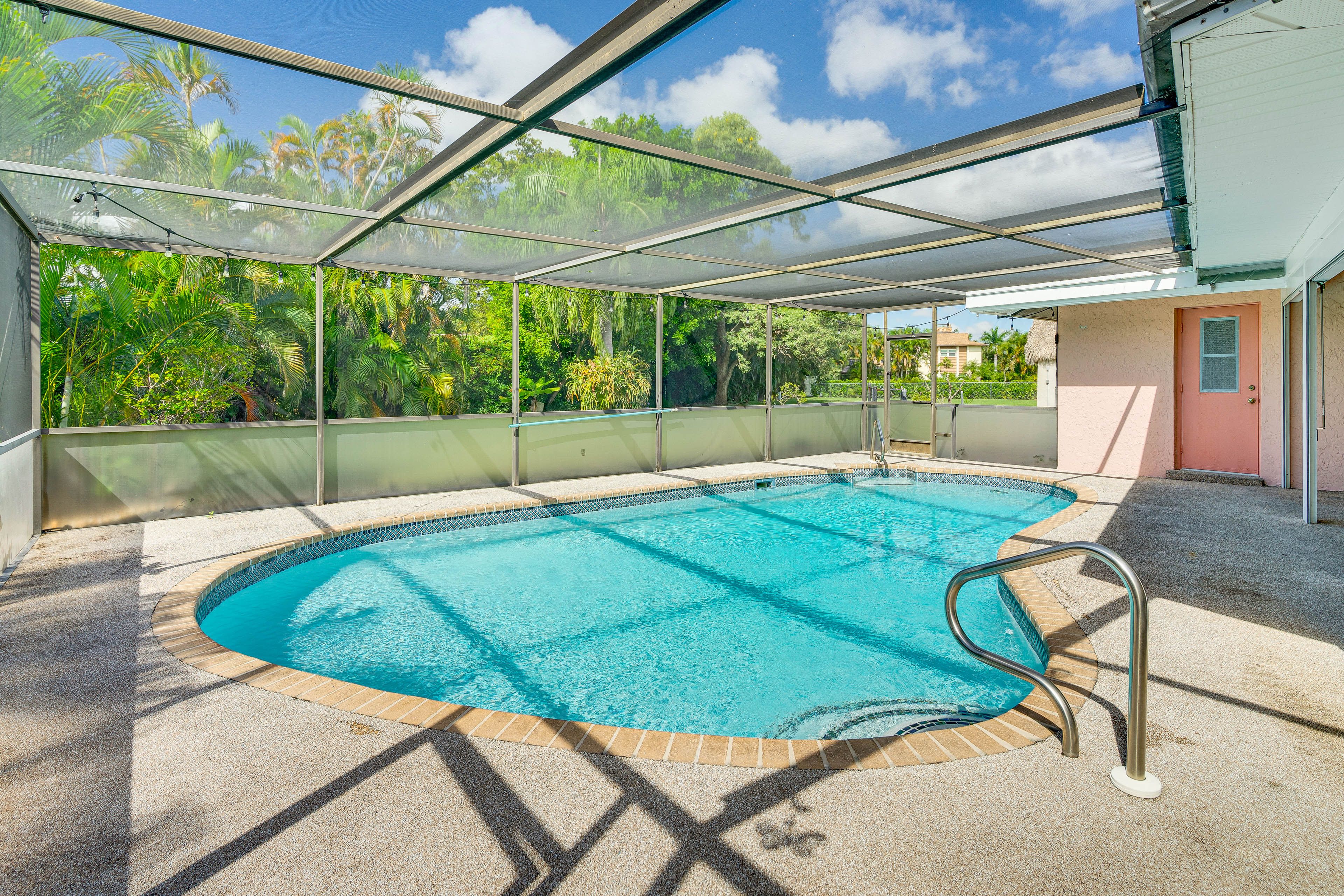 Screened Lanai w/ Pool