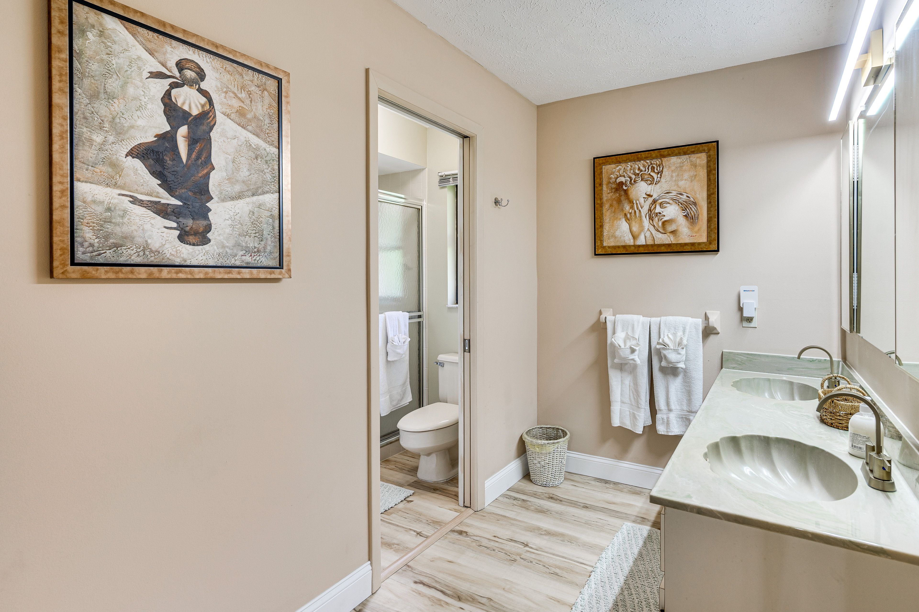 Full Bathroom | Towels Provided