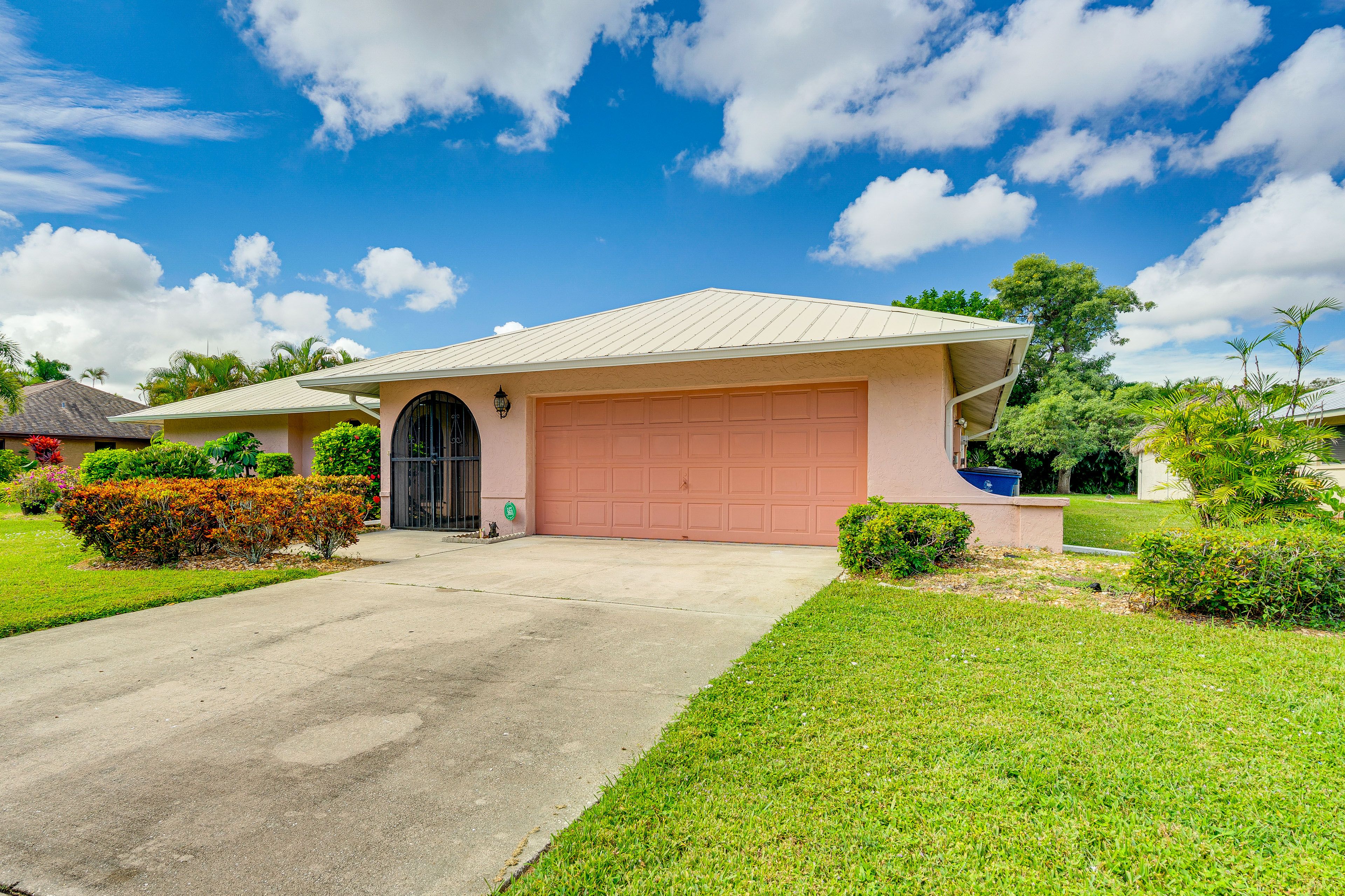 Exterior | Parking | Driveway (4 Vehicles)