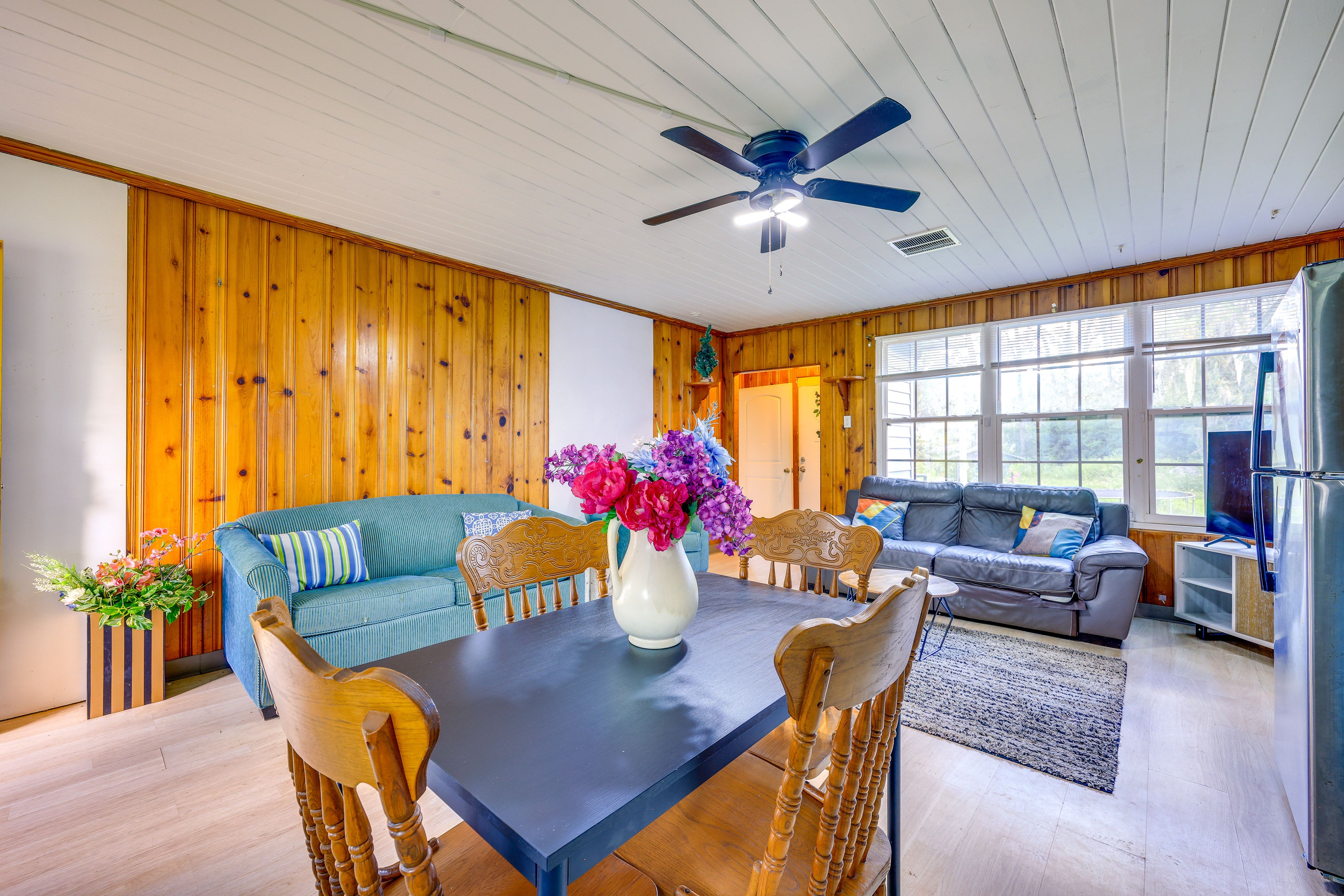 Living Room | Dining Area | Smart TV | Free WiFi