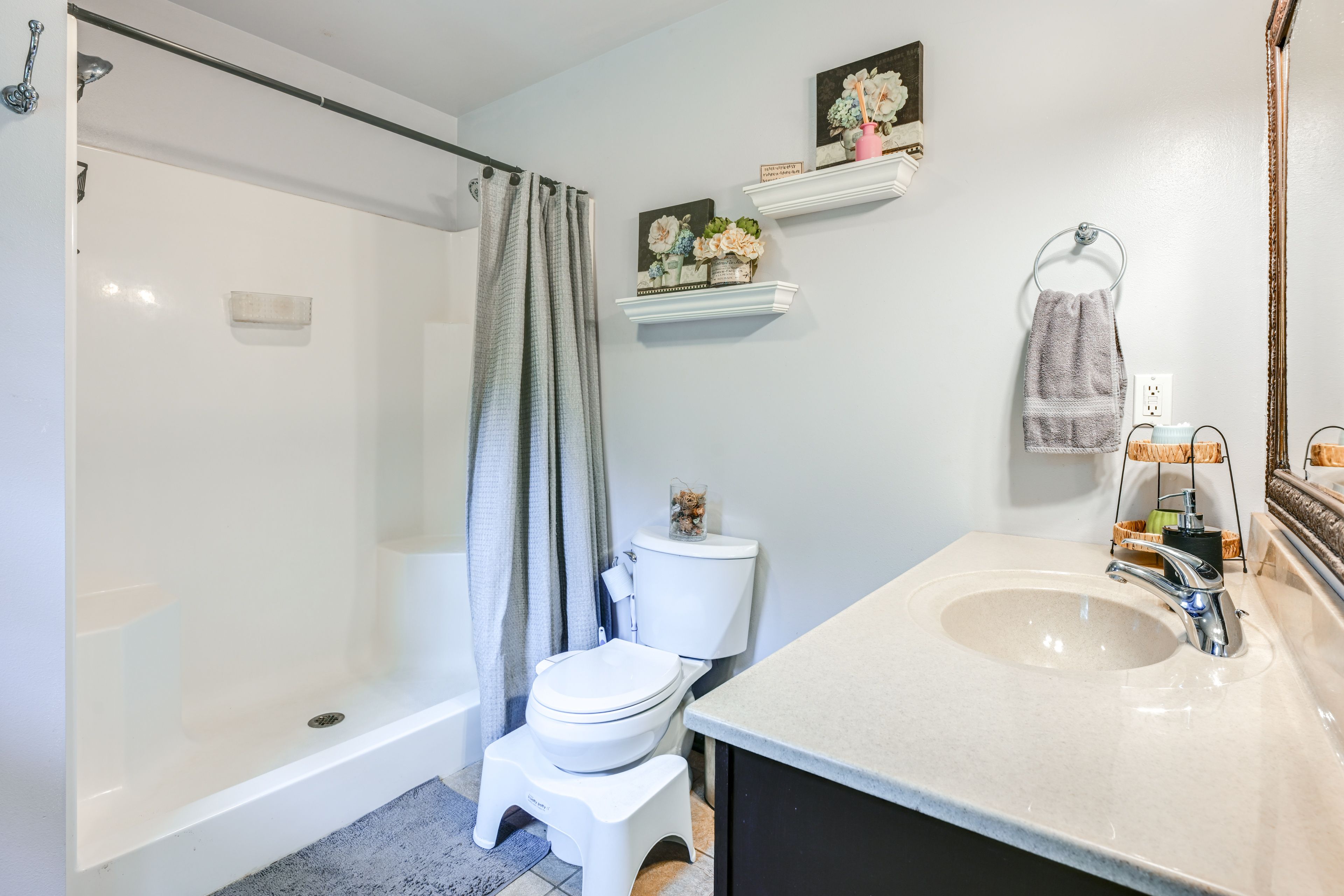 Full Bathroom | Main Floor | Towels Provided