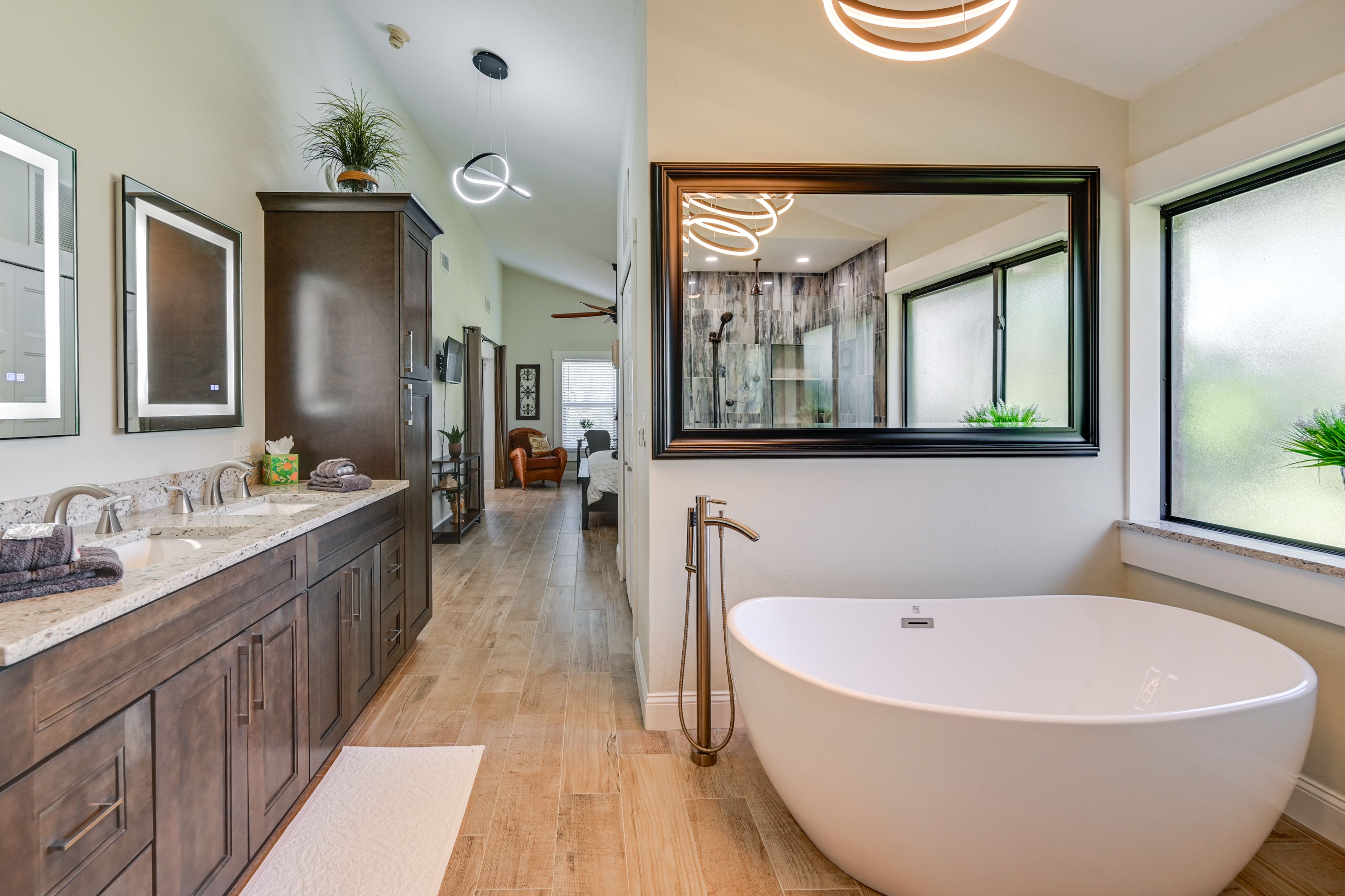 En-Suite Bathroom | Towels Provided | Soaking Tub