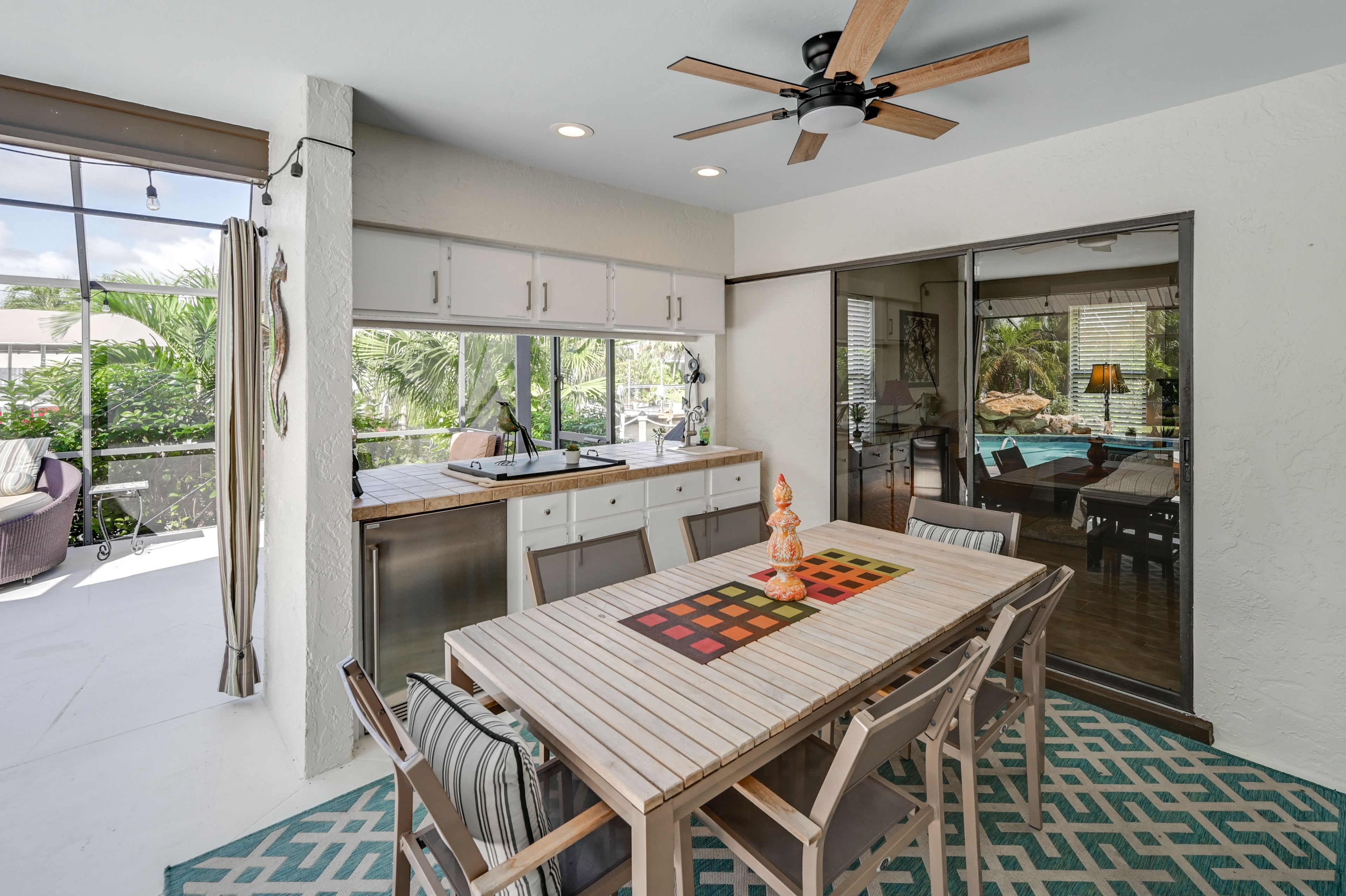 Outdoor Dining Area & Kitchen
