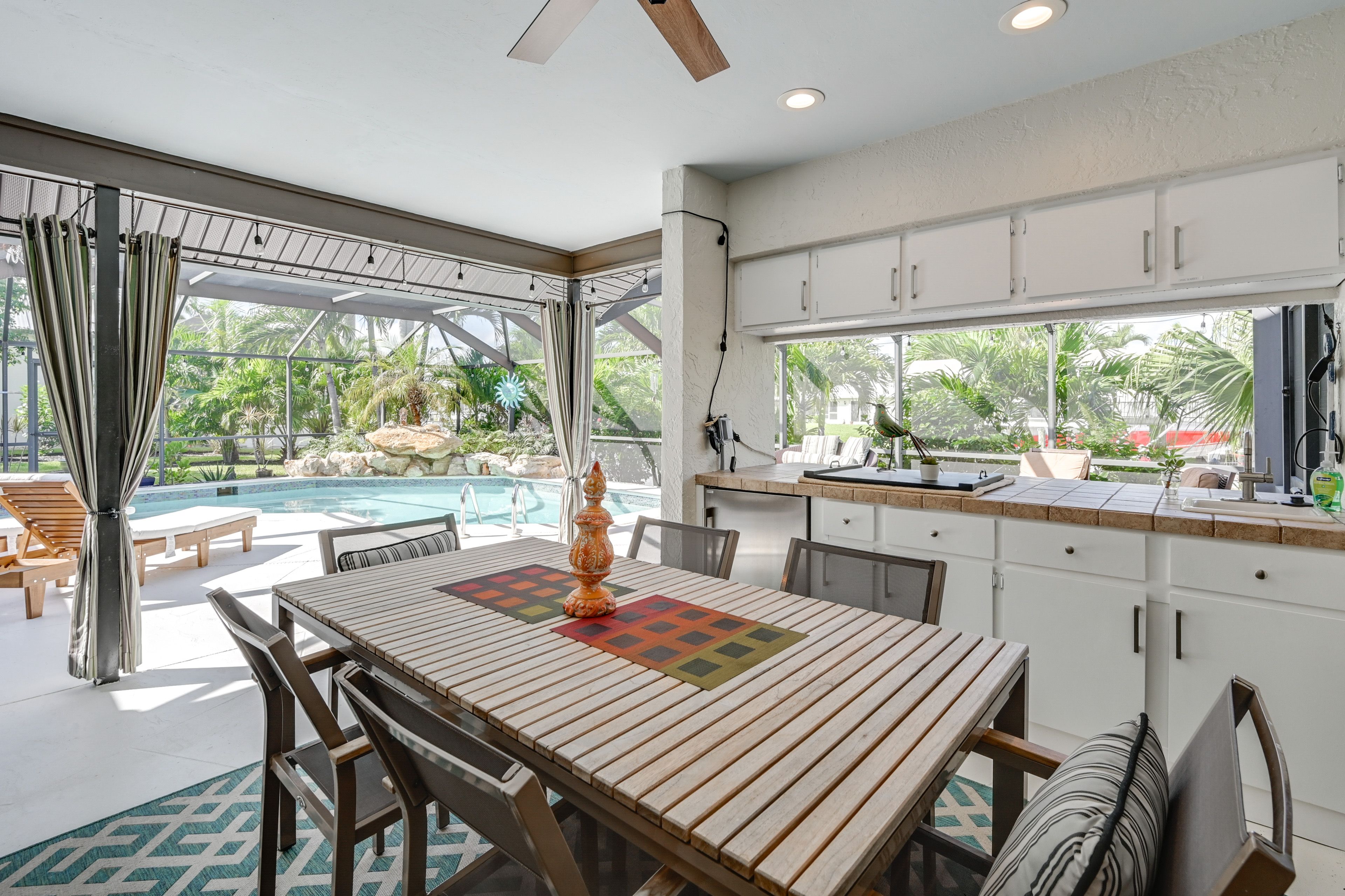 Covered Patio w/ Dining Set | Outdoor Kitchen