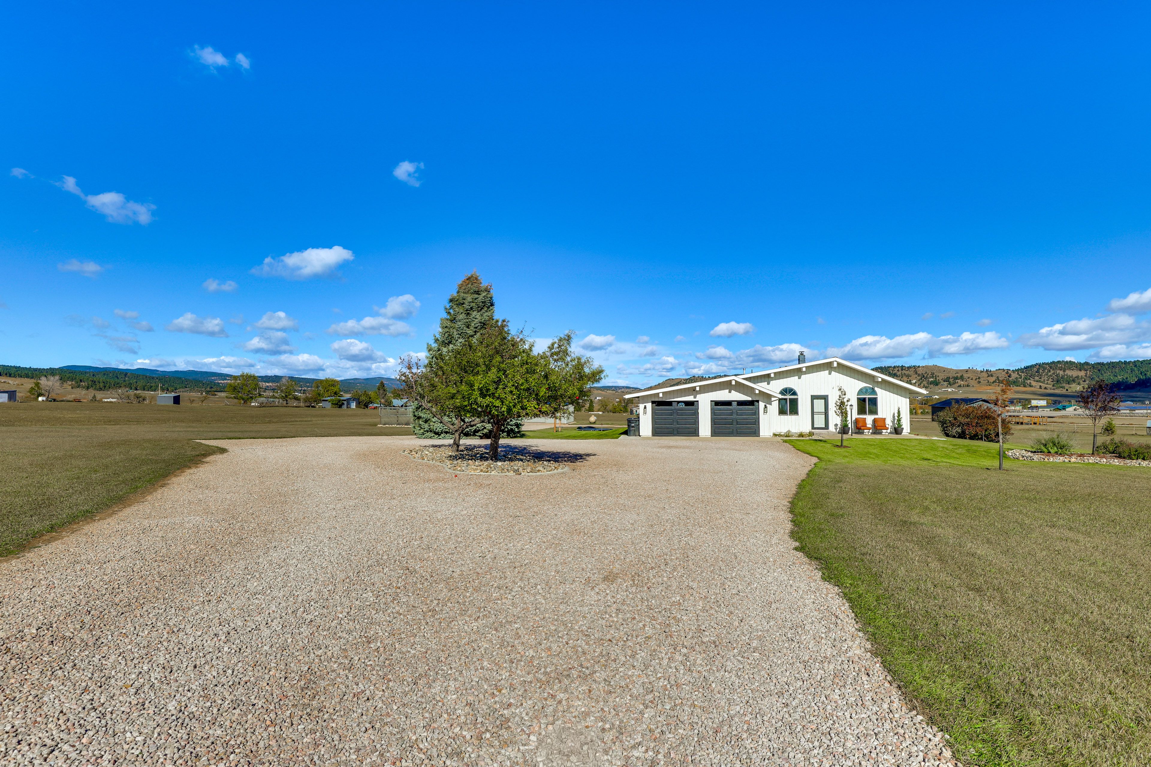 Parking | Driveway (5 Vehicles) | RV/Trailer Parking Available