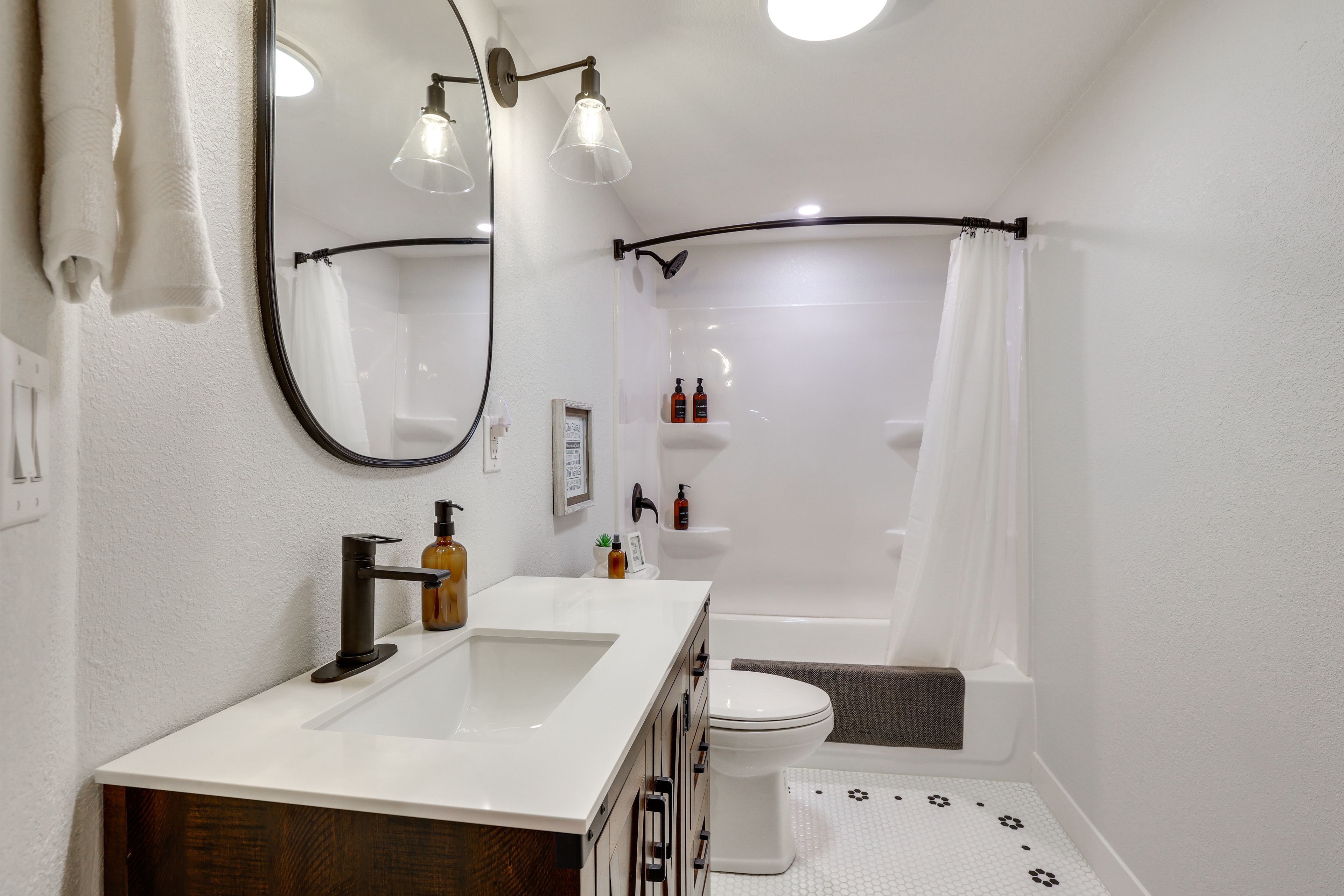 Full Bathroom | Towels & Linens Provided | Lower Level