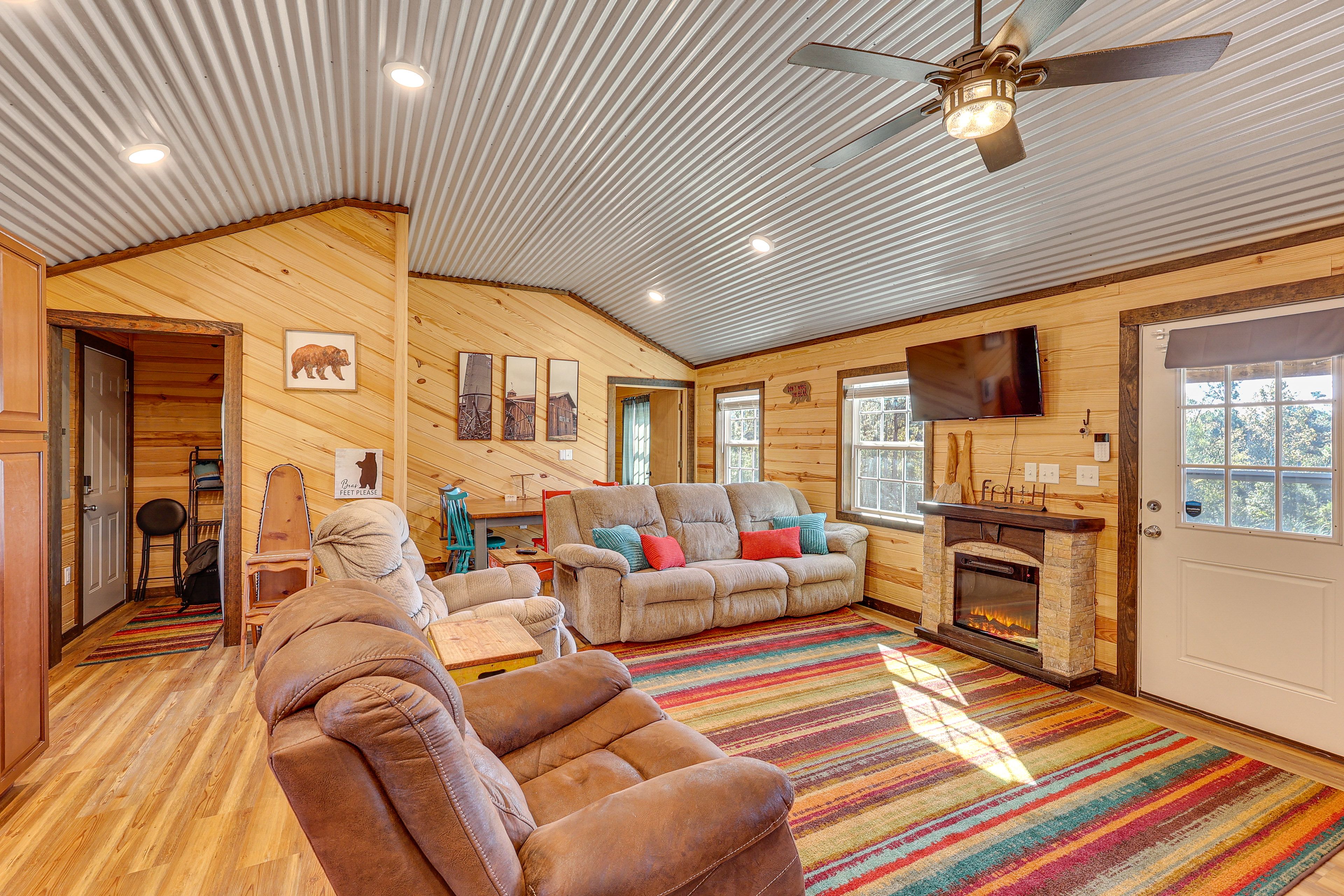 Living Room | Smart TV | Central A/C & Heating | Electric Fireplace | Free WiFi