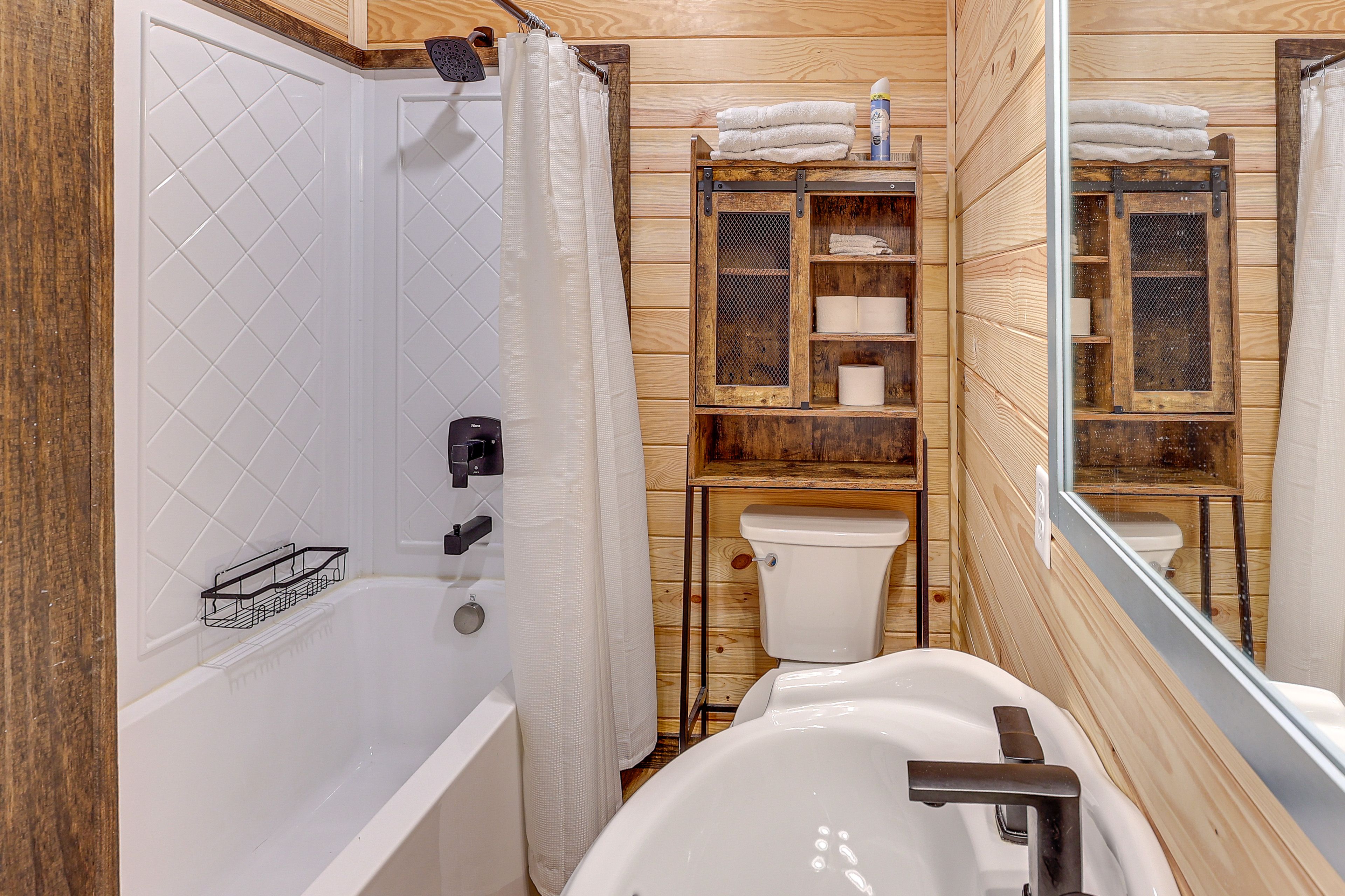 En-Suite Bathroom | Towels Provided