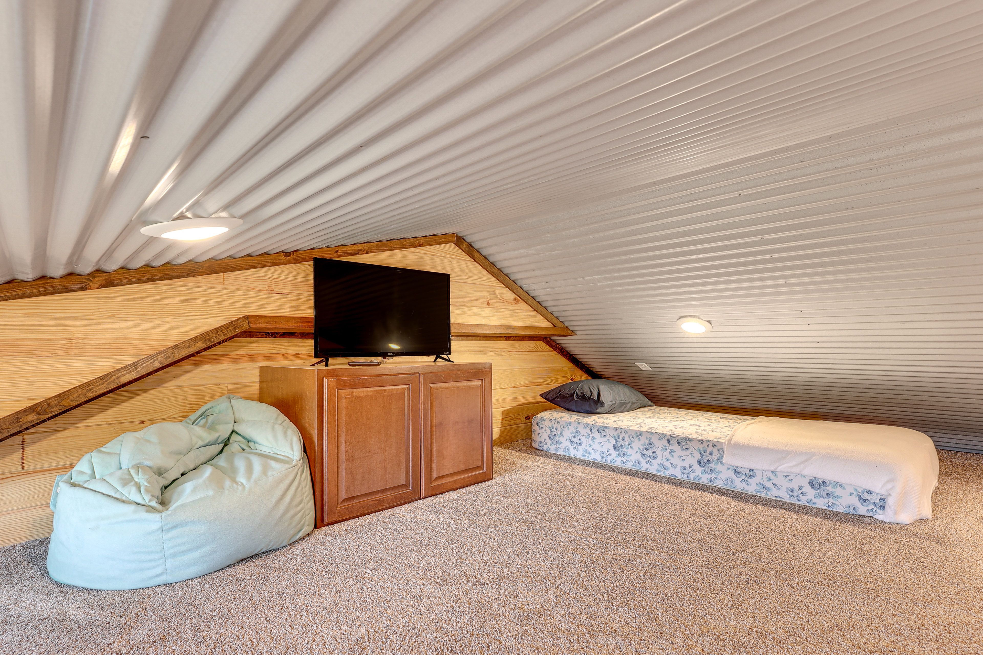 Loft | Full Floor Mattress | Twin Floor Mattress | Smart TV