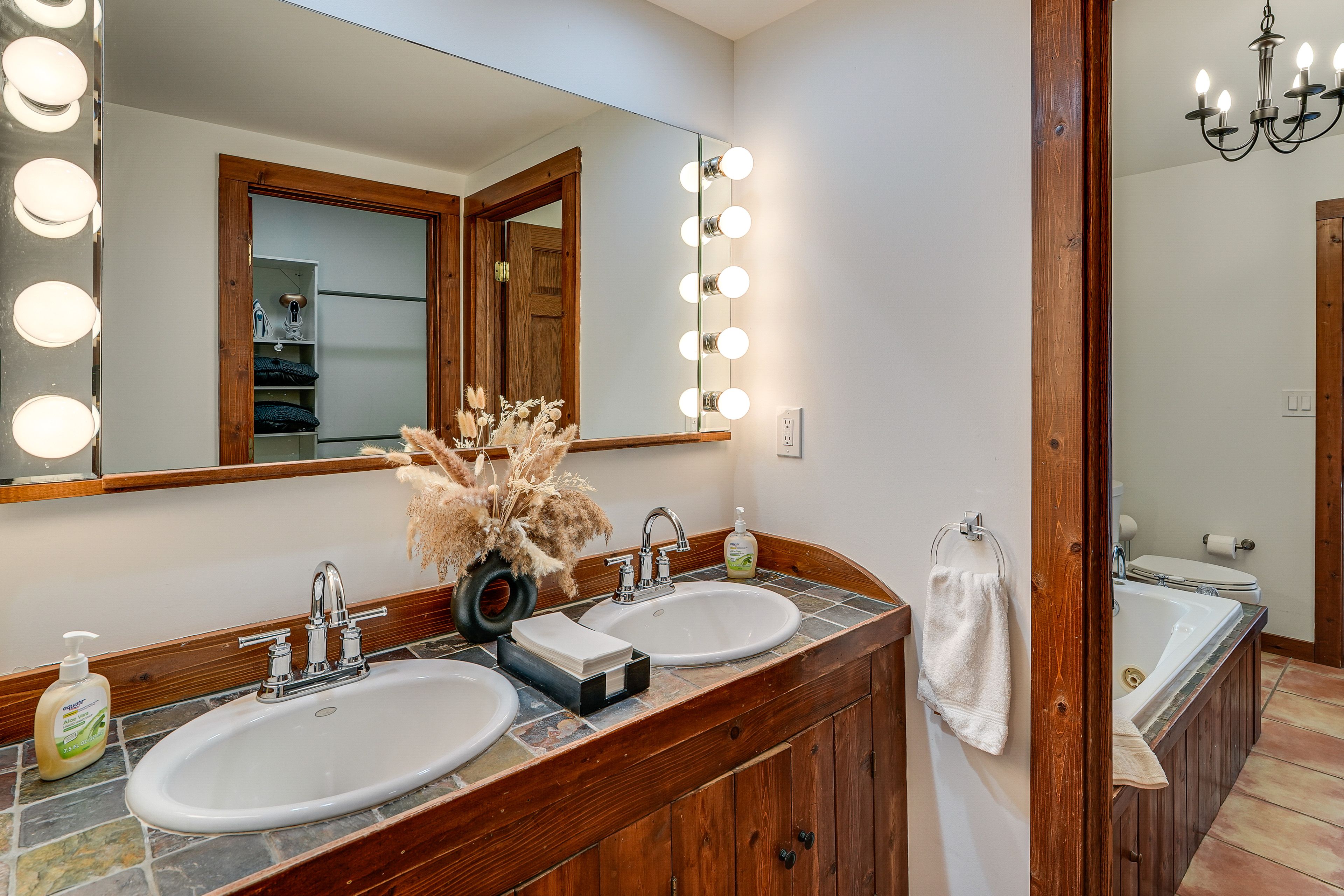 Full Bathroom | 1st Floor | Towels Provided