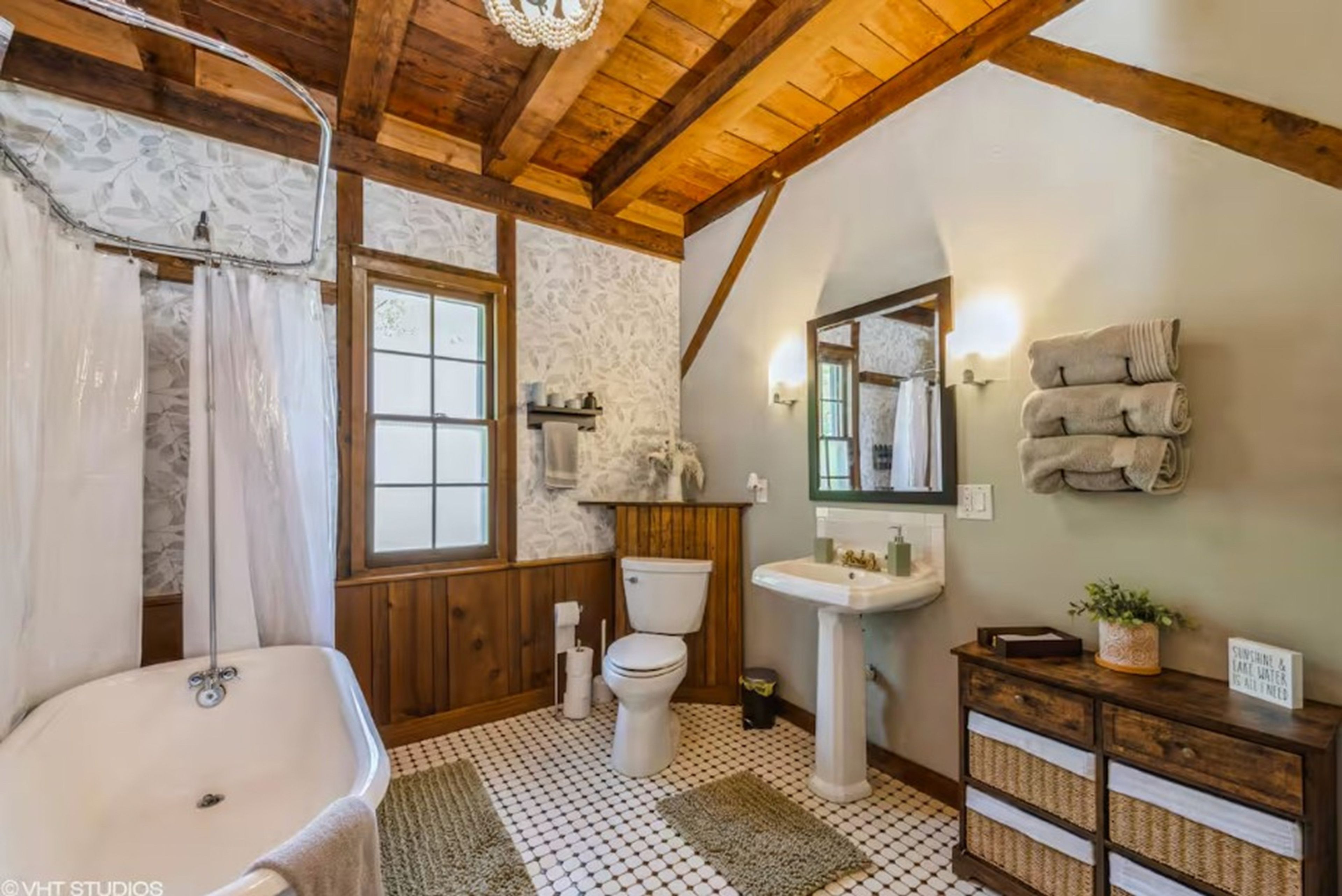 Full Bathroom | 1st Floor