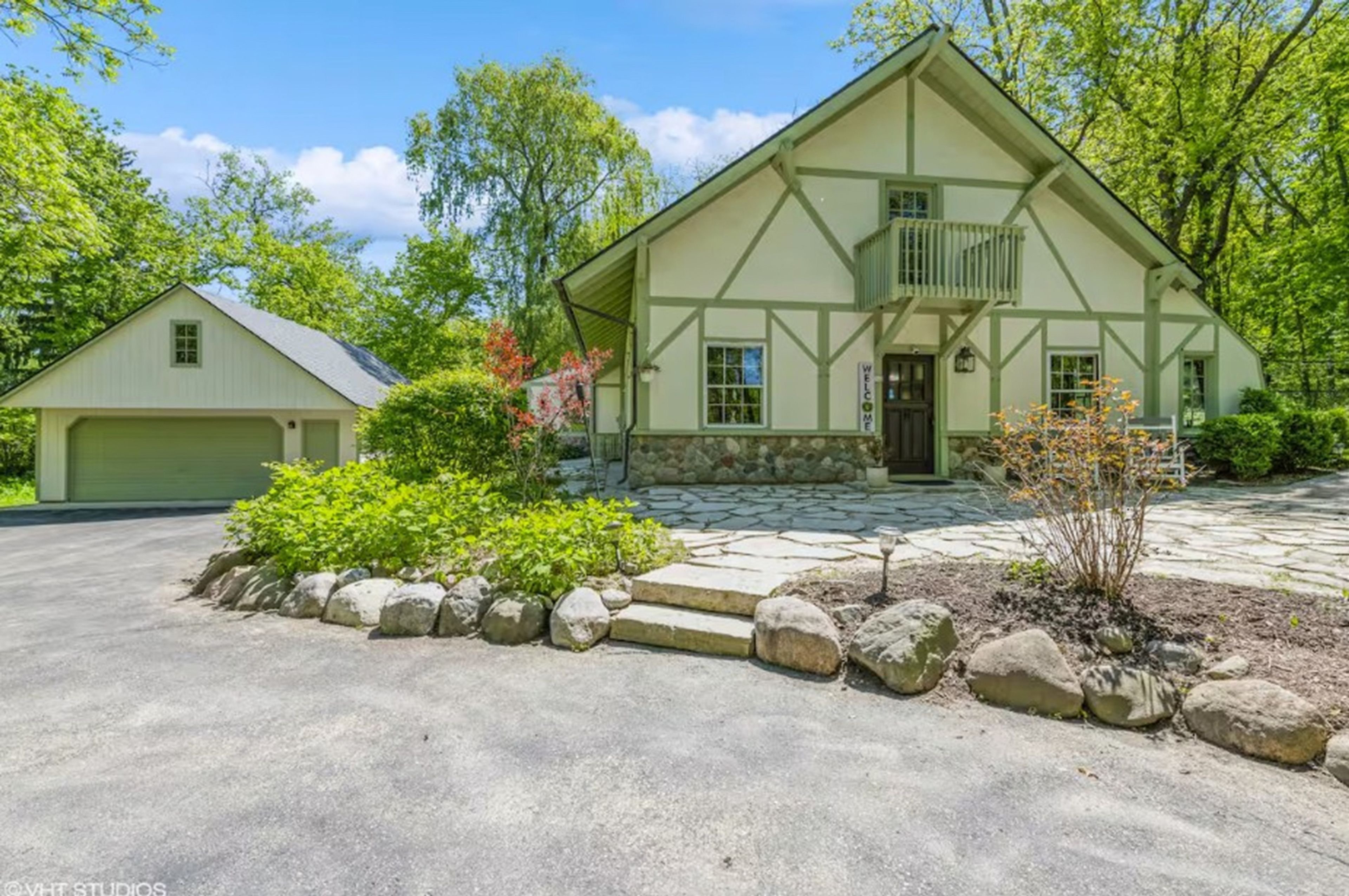 Parking | Driveway (4 Vehicles)