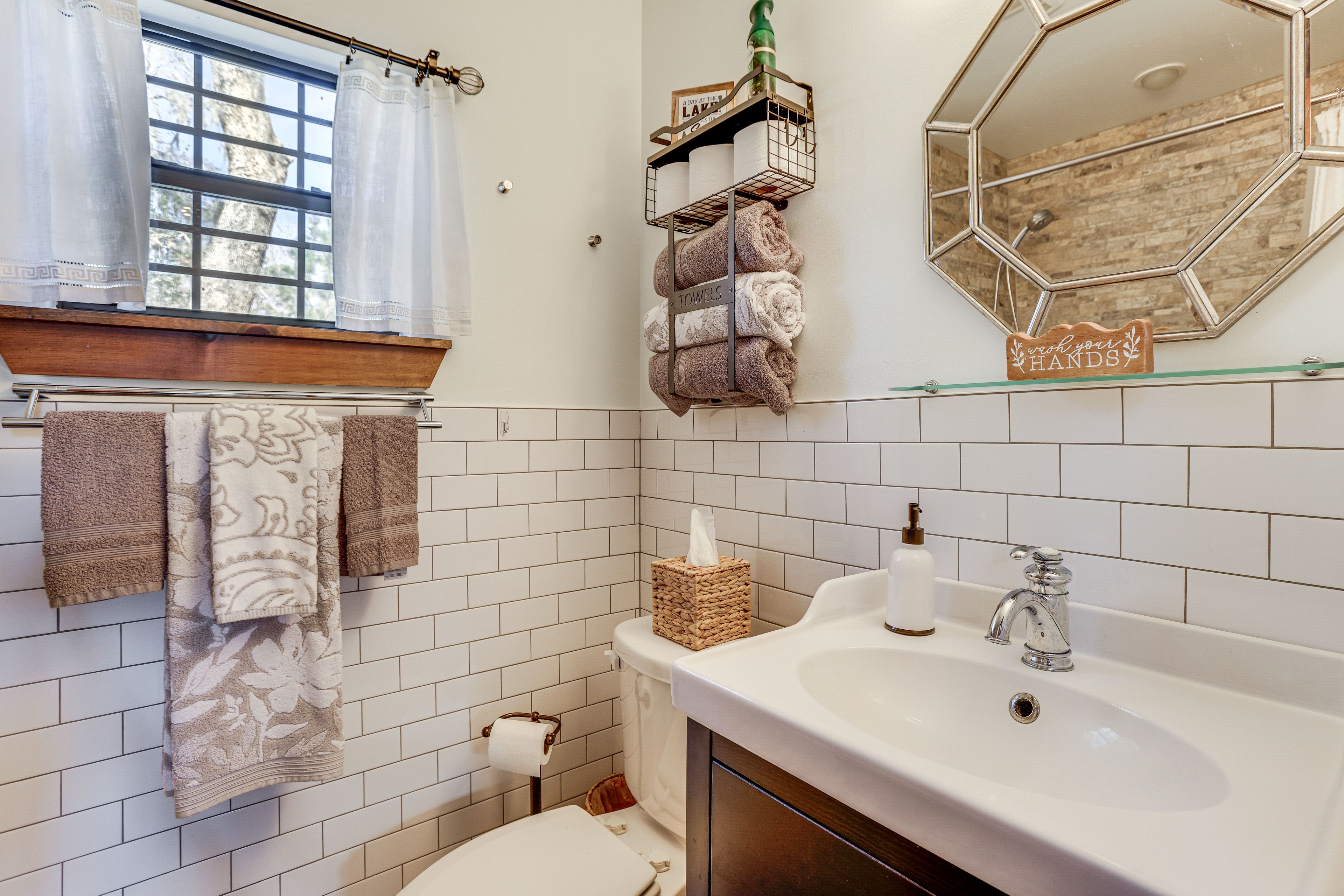 Bathroom (Guest House) | Towels Provided