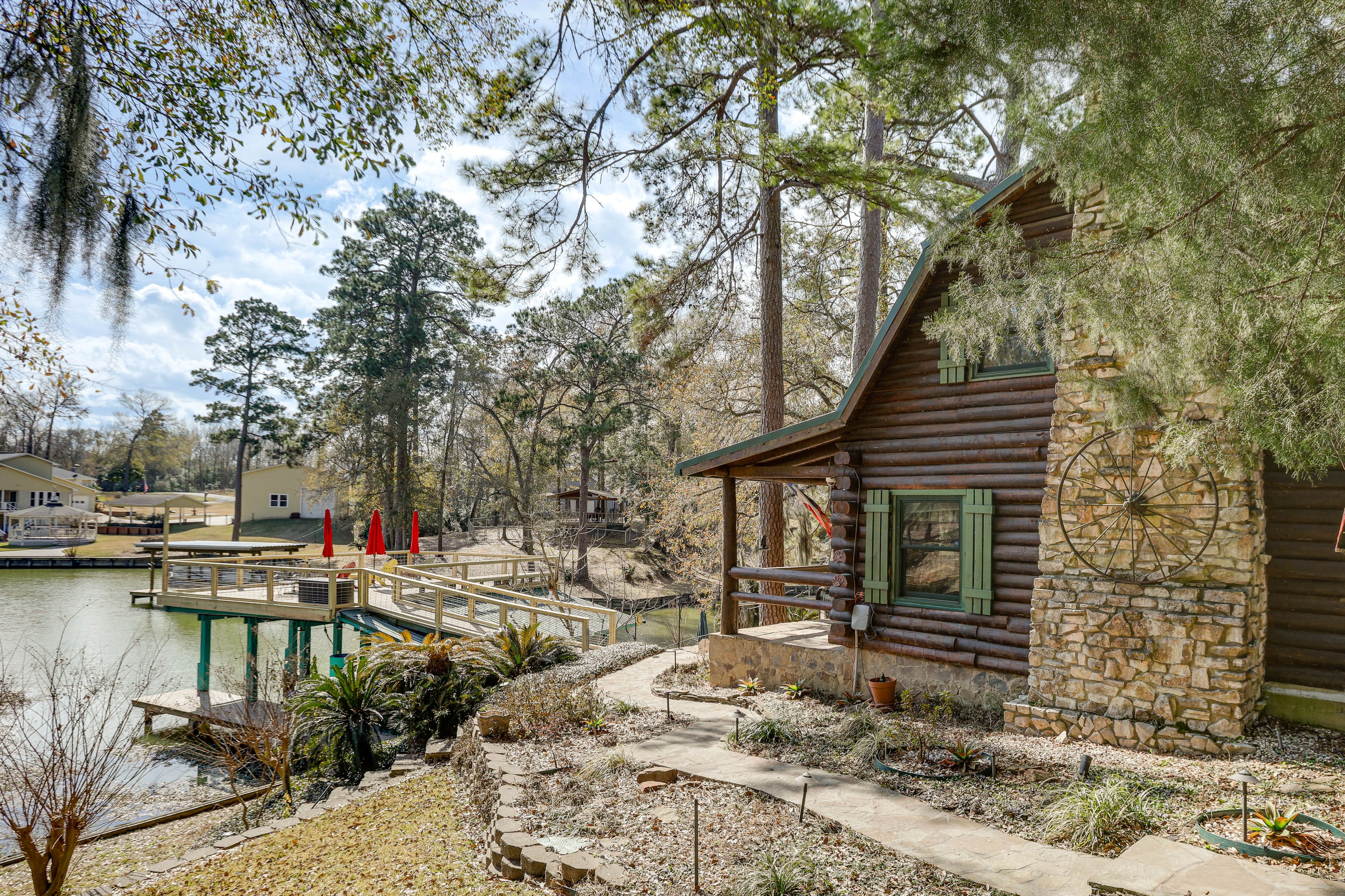 Onalaska Vacation Rental | 3BR | 2.5BA | Steps Required | 1,670 Sq Ft