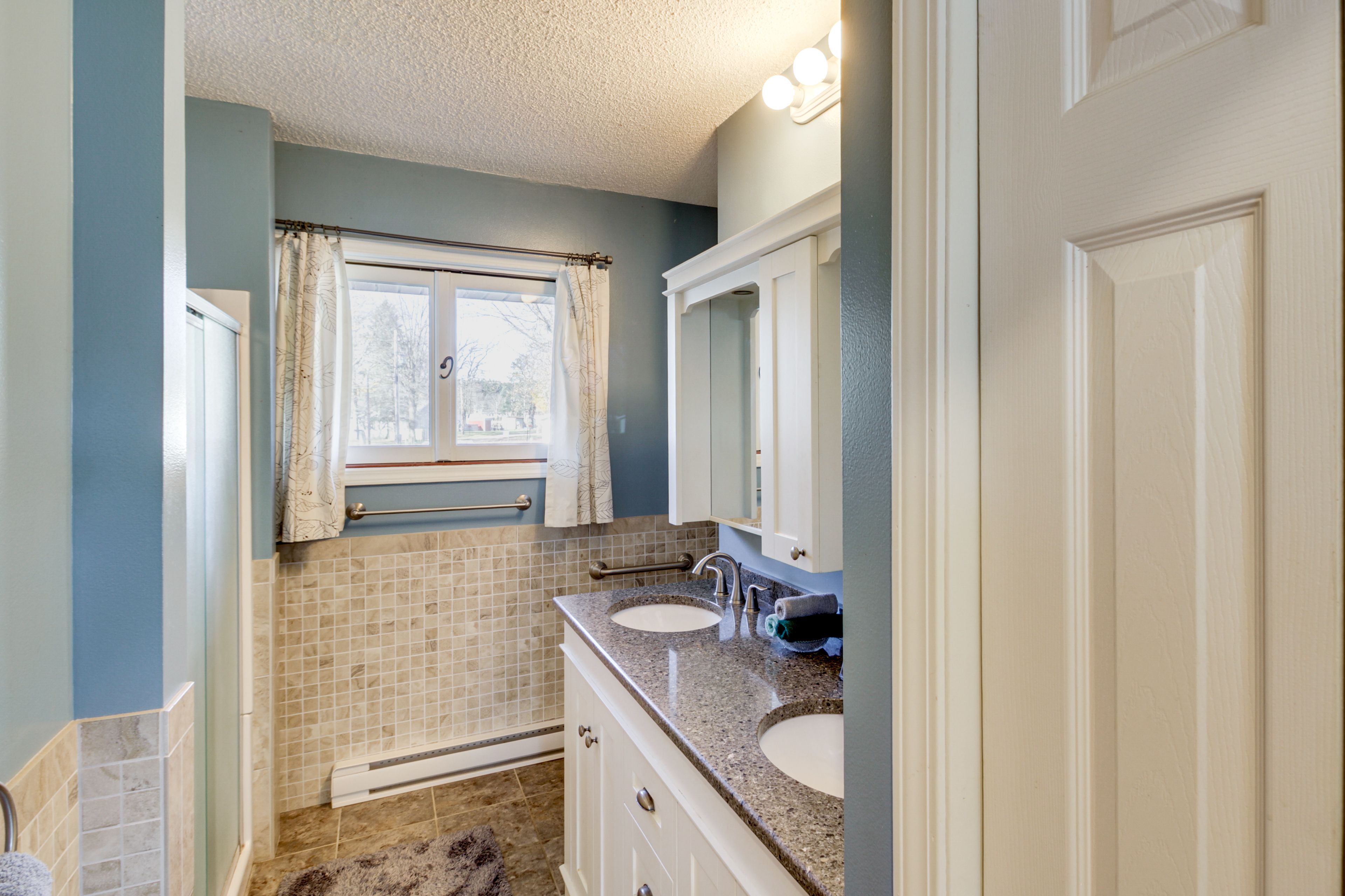 Full Bathroom | Towels Provided