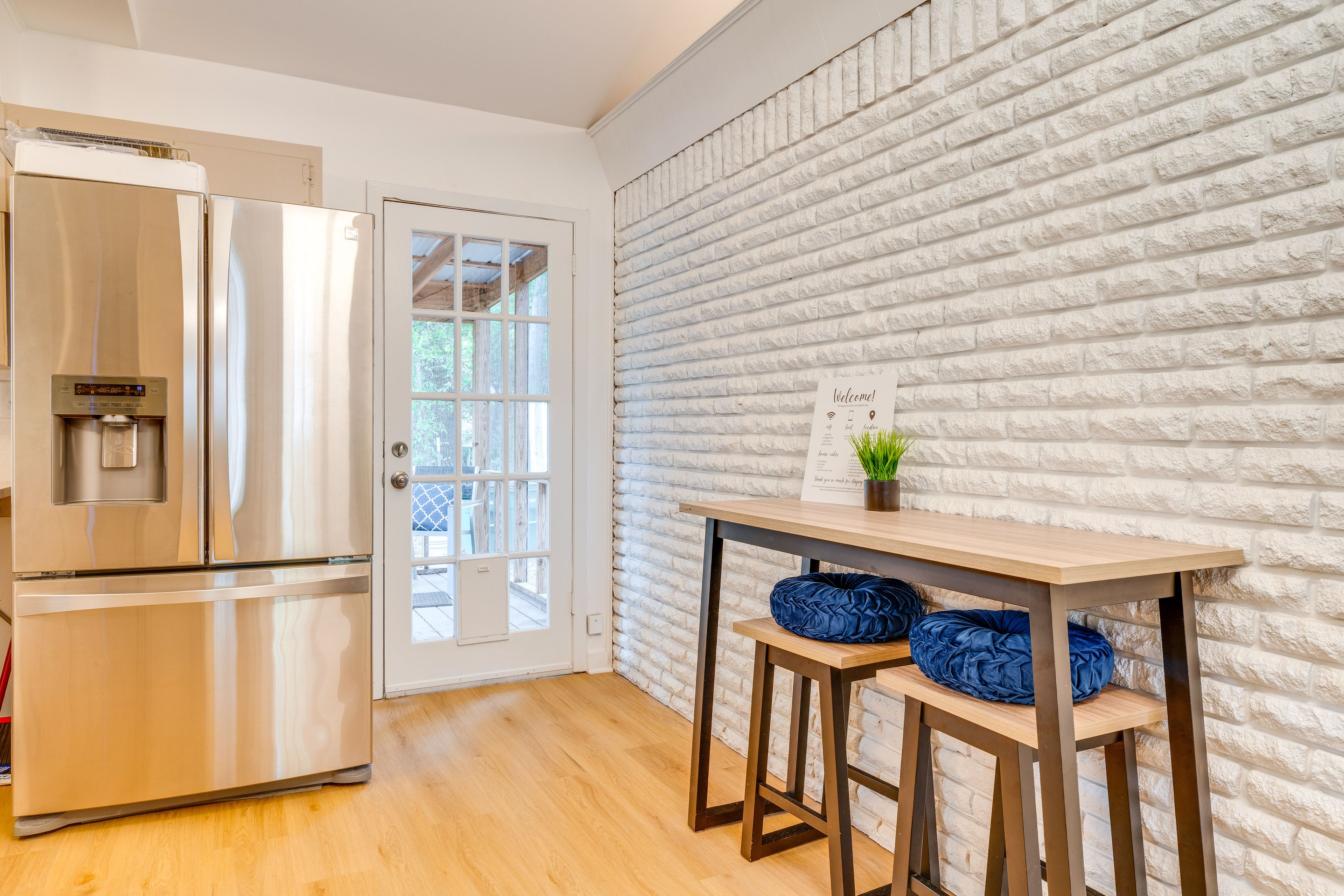 Dining Area | Dishware/Flatware Provided