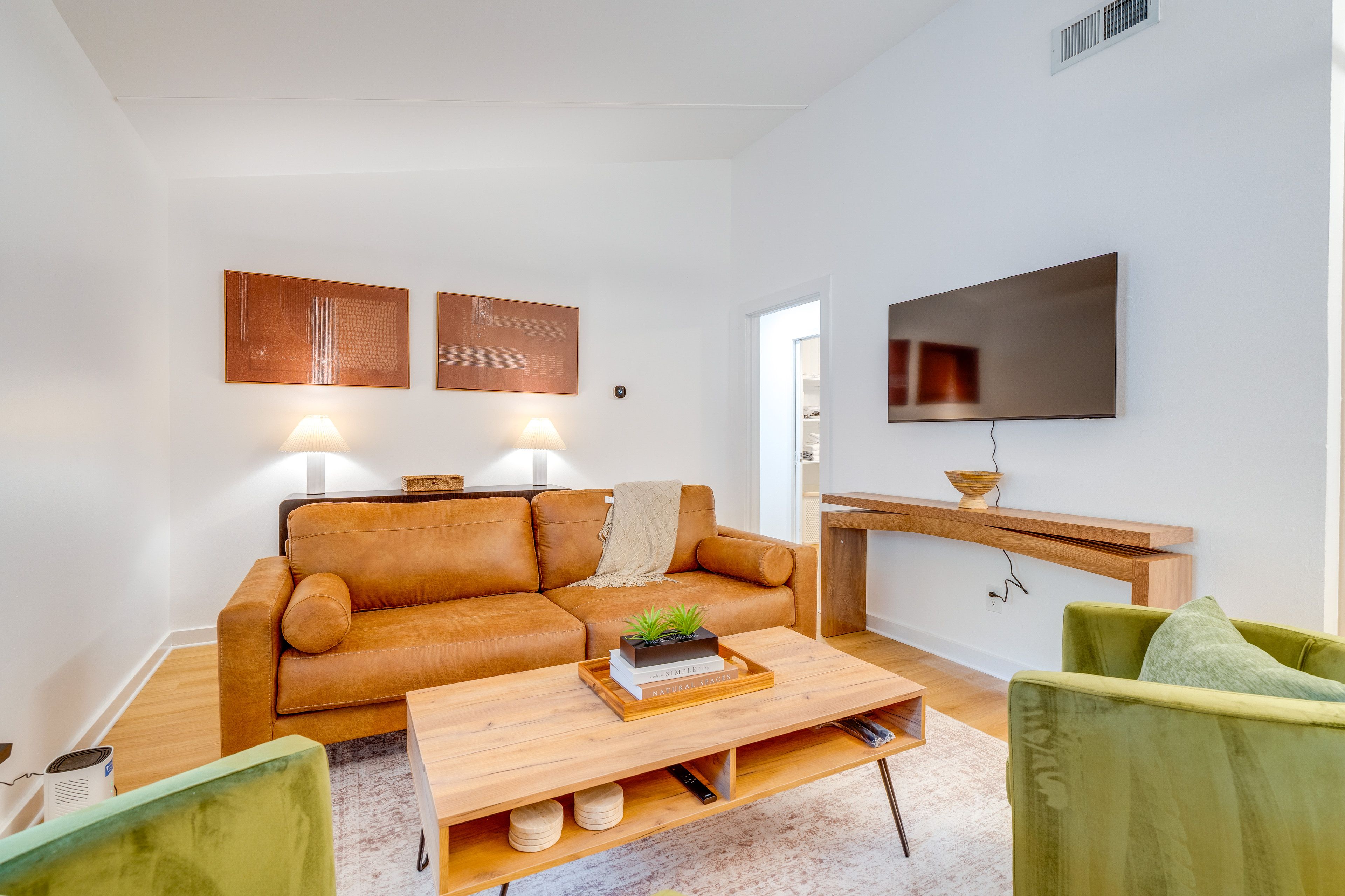 Living Room | Smart TV | Free WiFi | Central Air Conditioning/Heat