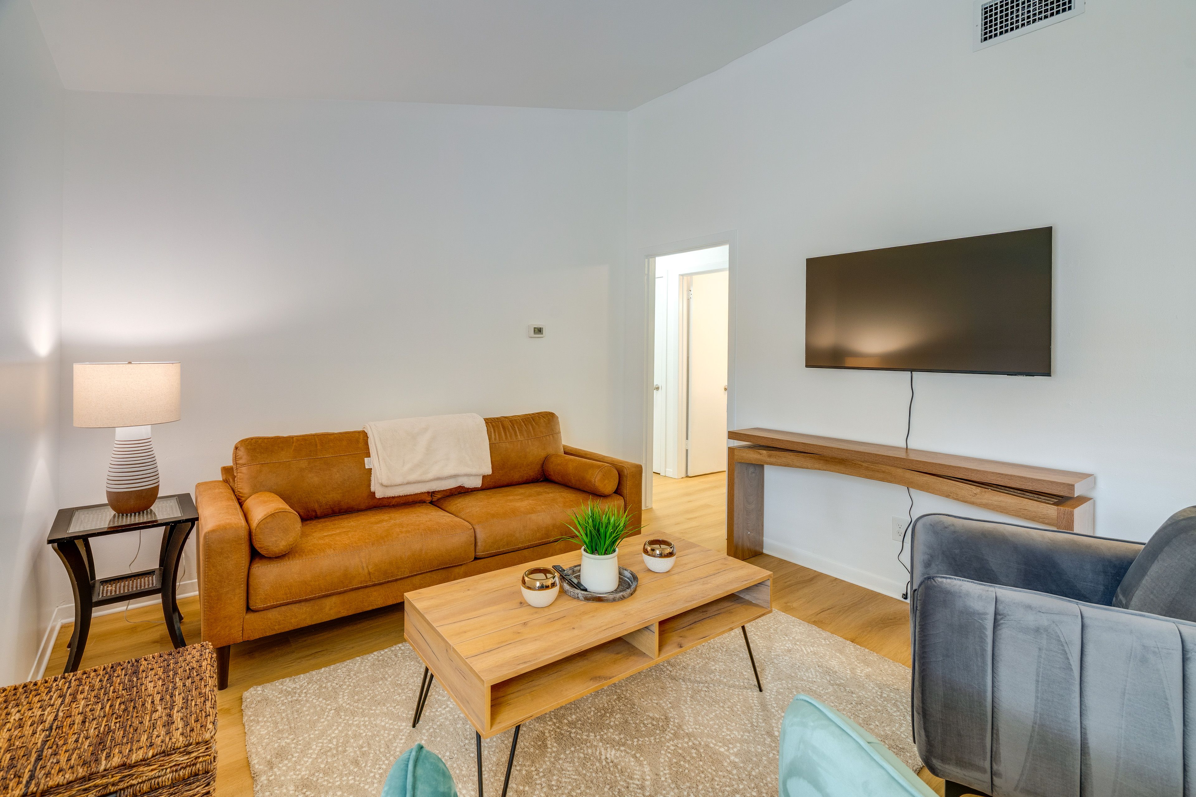 Living Room | Central A/C & Heat | Smart TV | Free WiFi