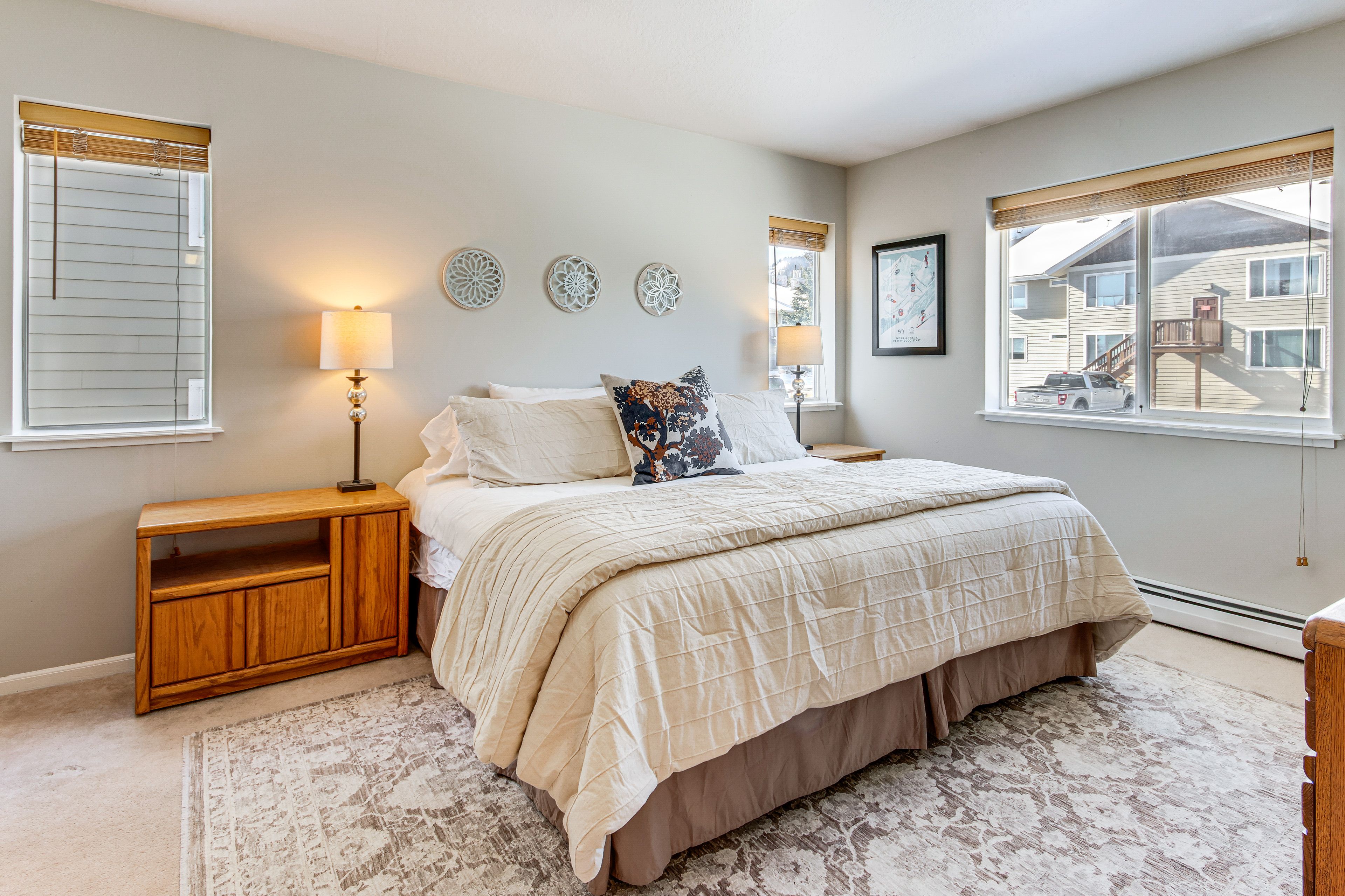 Bedroom | King Bed | Linens Provided